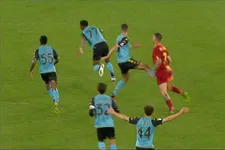 Thumbnail for article: Venezia-verdediger schopt Pellegrini in het kruis en krijgt rode kaart