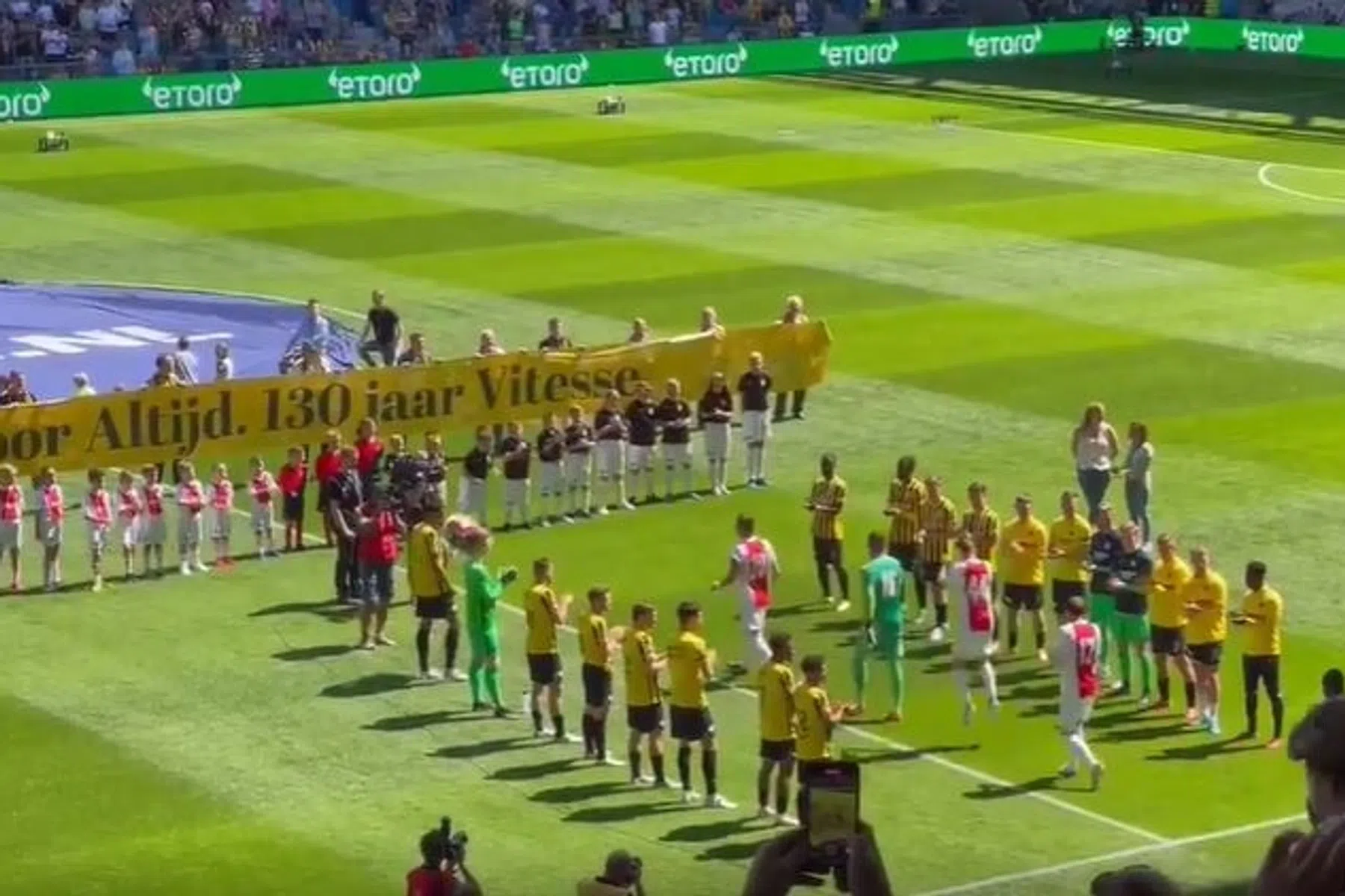 Jarig Vitesse vormt erehaag voor landskampioen Ajax