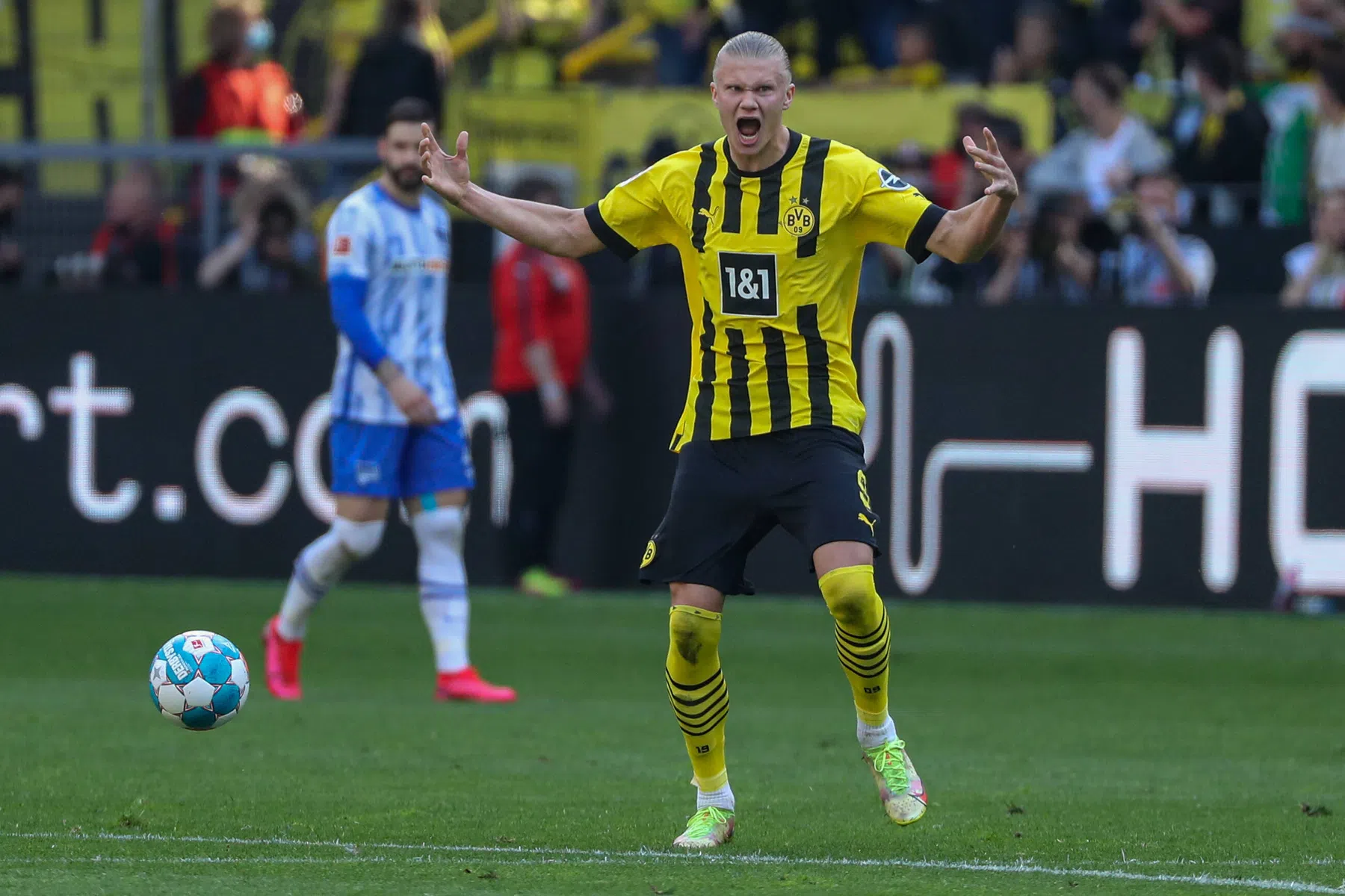 Haaland neemt gehuld in trainingspak in disco afscheid van BVB-fans