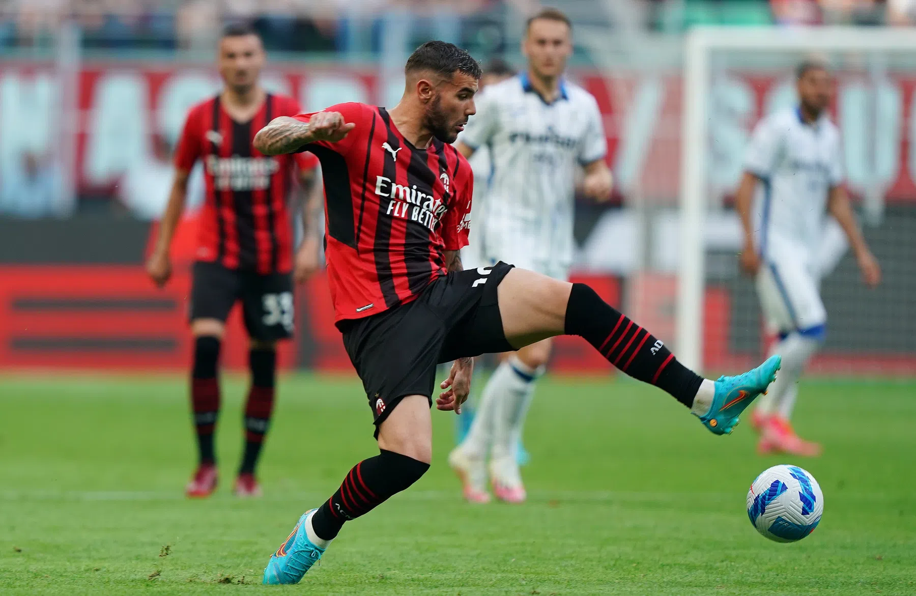 Wát een rush: Milan-held Hernández overbrugt 80 meter en scoort