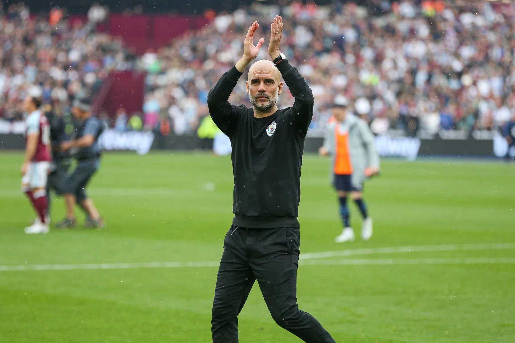 Ontspannen Guardiola grapt: 'Versla Liverpool maar met 4-0'