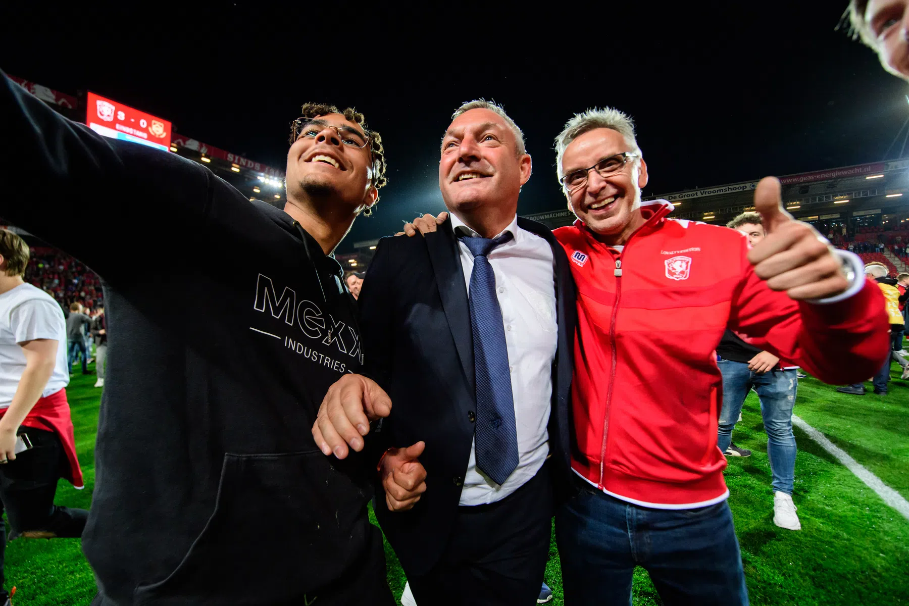 FC Twente viert feest: Jans danst niet, maar zingt wel