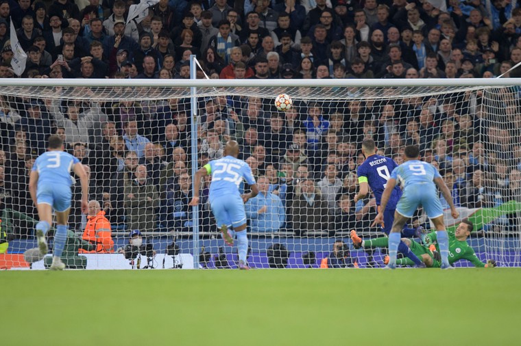 Benzema verklaart Panenka-plan in Manchester: 'Het juiste moment'