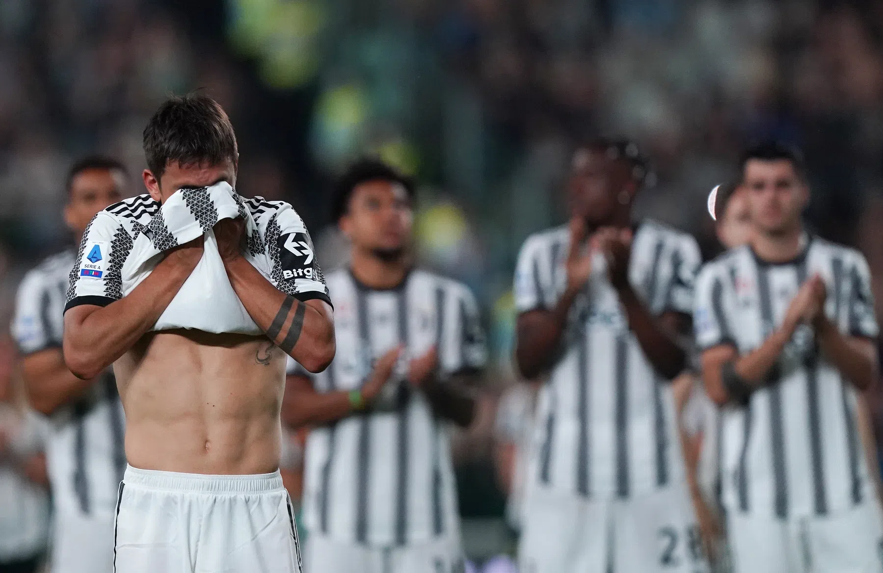 Dybala barst in huilen uit na hartverwarmende geste van Juve-spelers