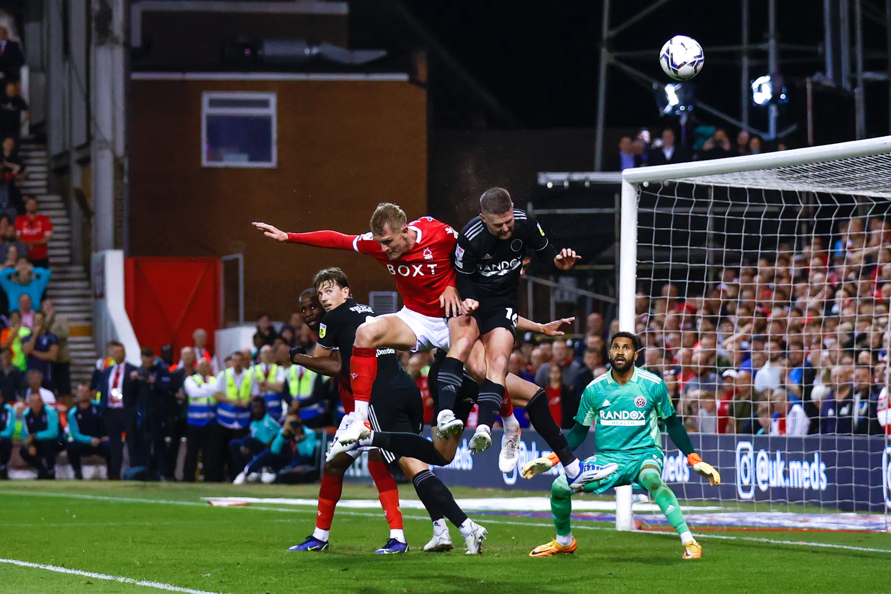 Thriller brengt Nottingham Forest op drempel Premier League