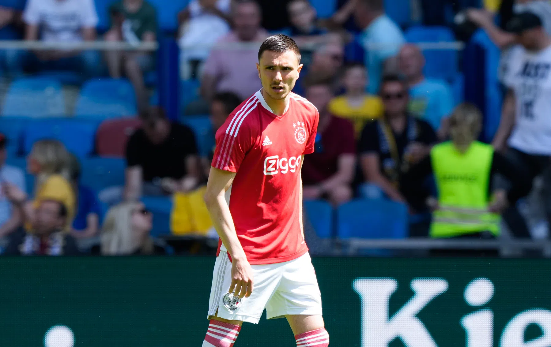 Berghuis kruipt tijdens training voor kinderen in rol van Frenkie de Jong