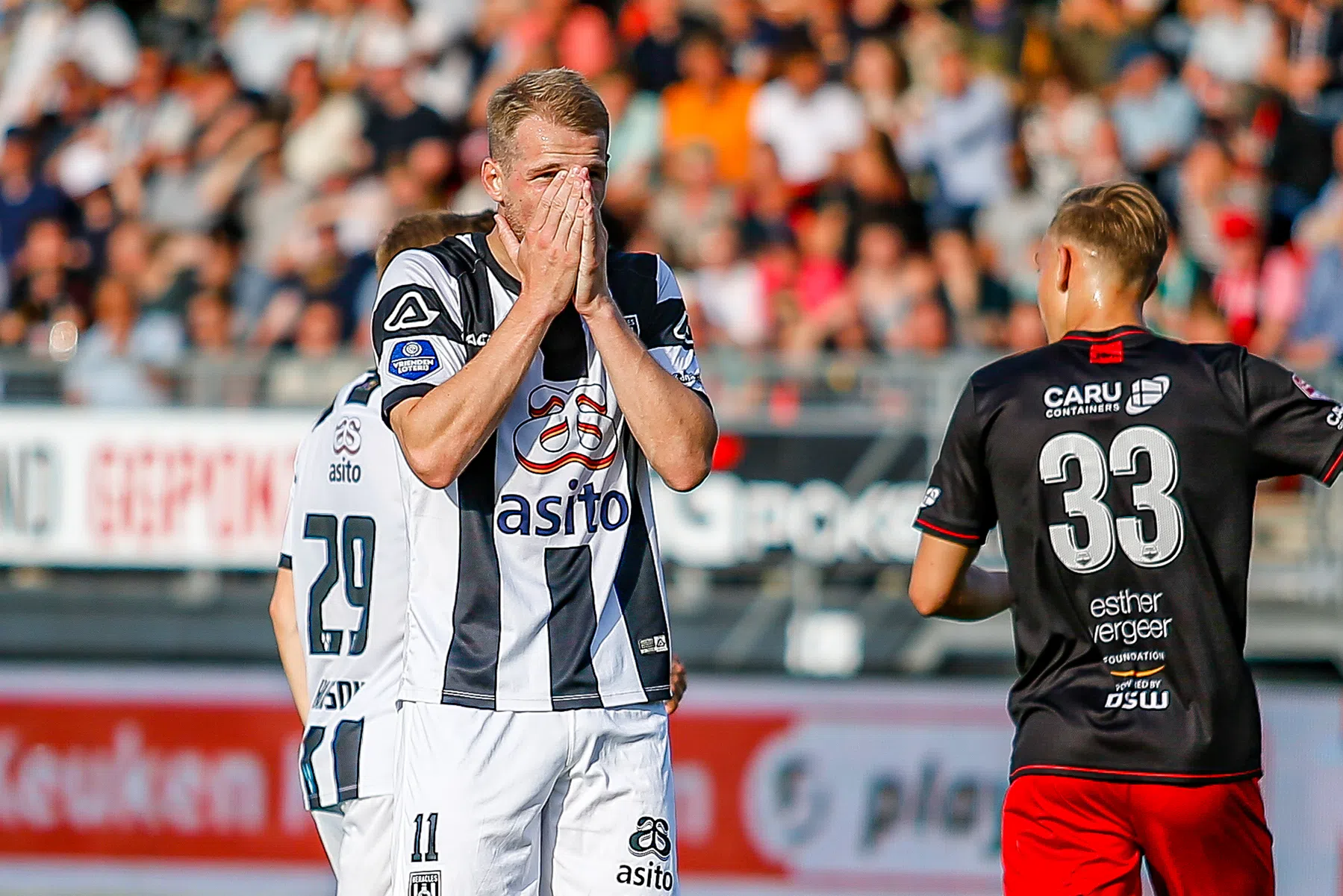 Excelsior brengt dolend Heracles aan de rand van de afgrond