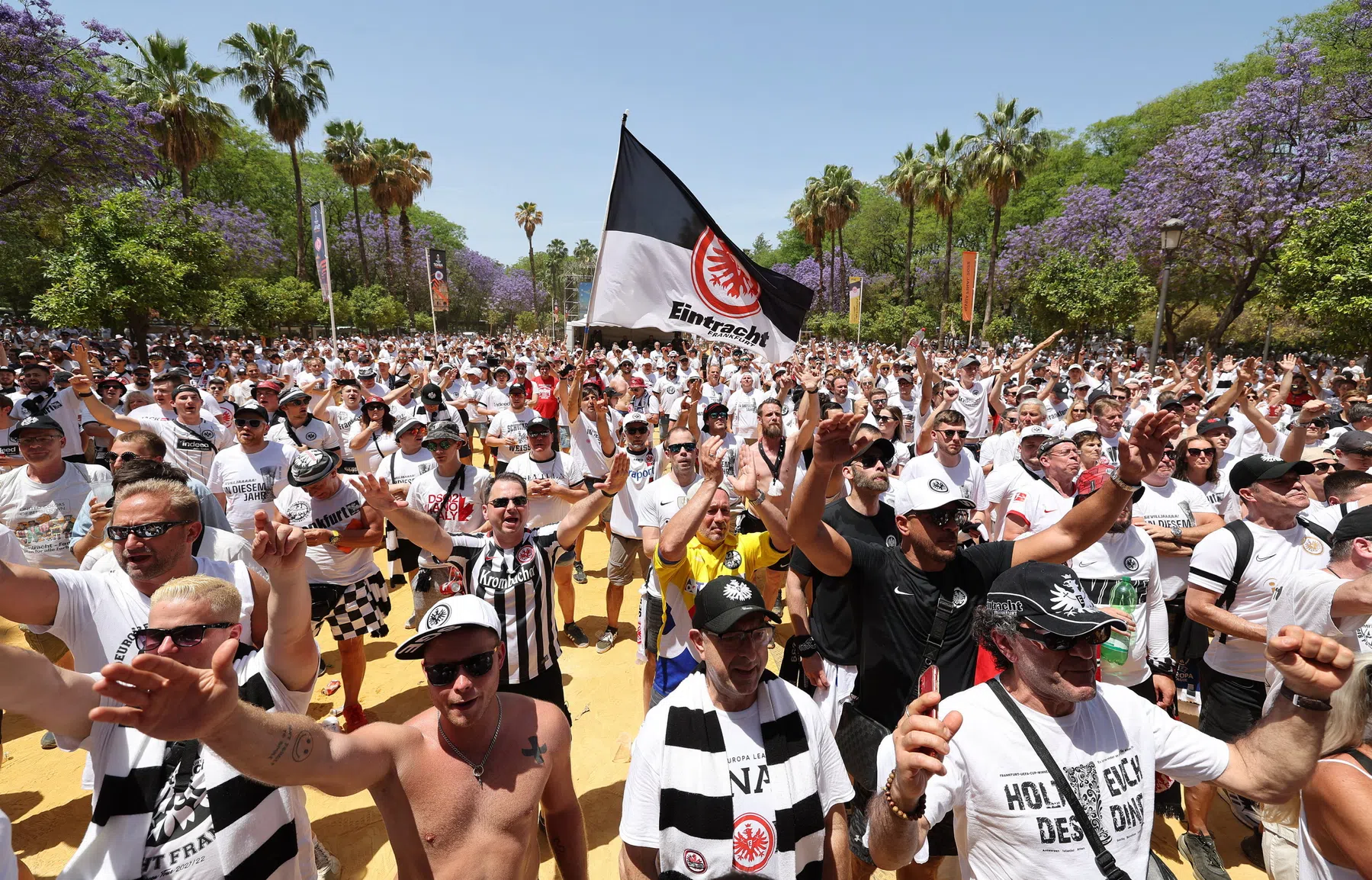 Fans van Eintracht Frankfurt trekken als witte megaslang door Sevilla heen