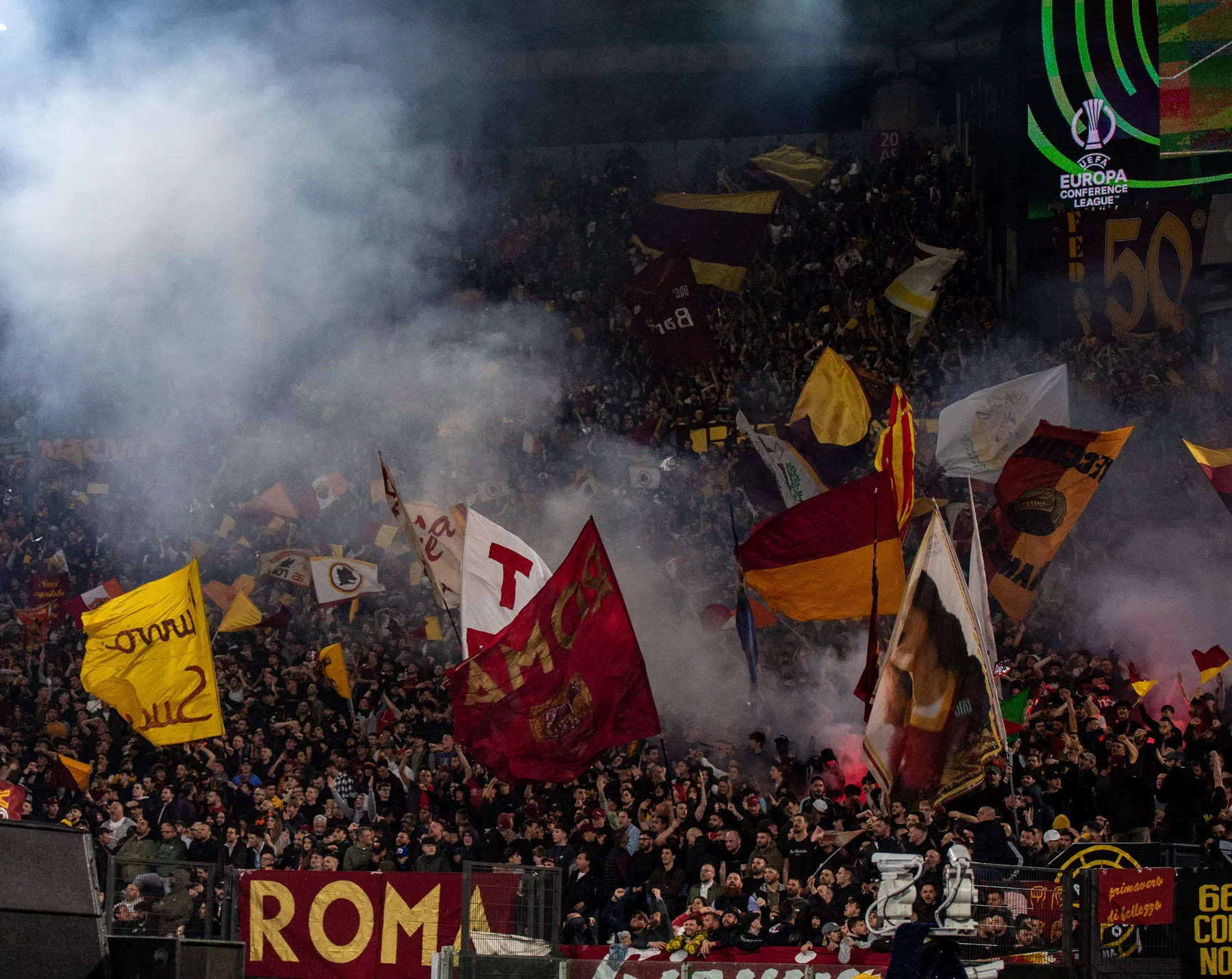Pottenkijkers niet gewenst: Roma-bodyguards gaan journalisten te lijf