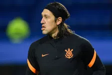 Thumbnail for article: Tijdrekken 2.0: voormalig PSV-doelman Ramos leidt arbiter vakkundig om de tuin