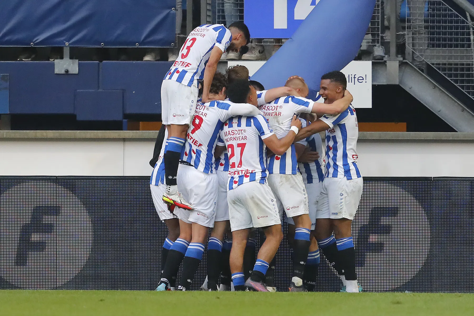 Heerenveen geeft AZ huiswerk mee: dubbele dreun in slotfase