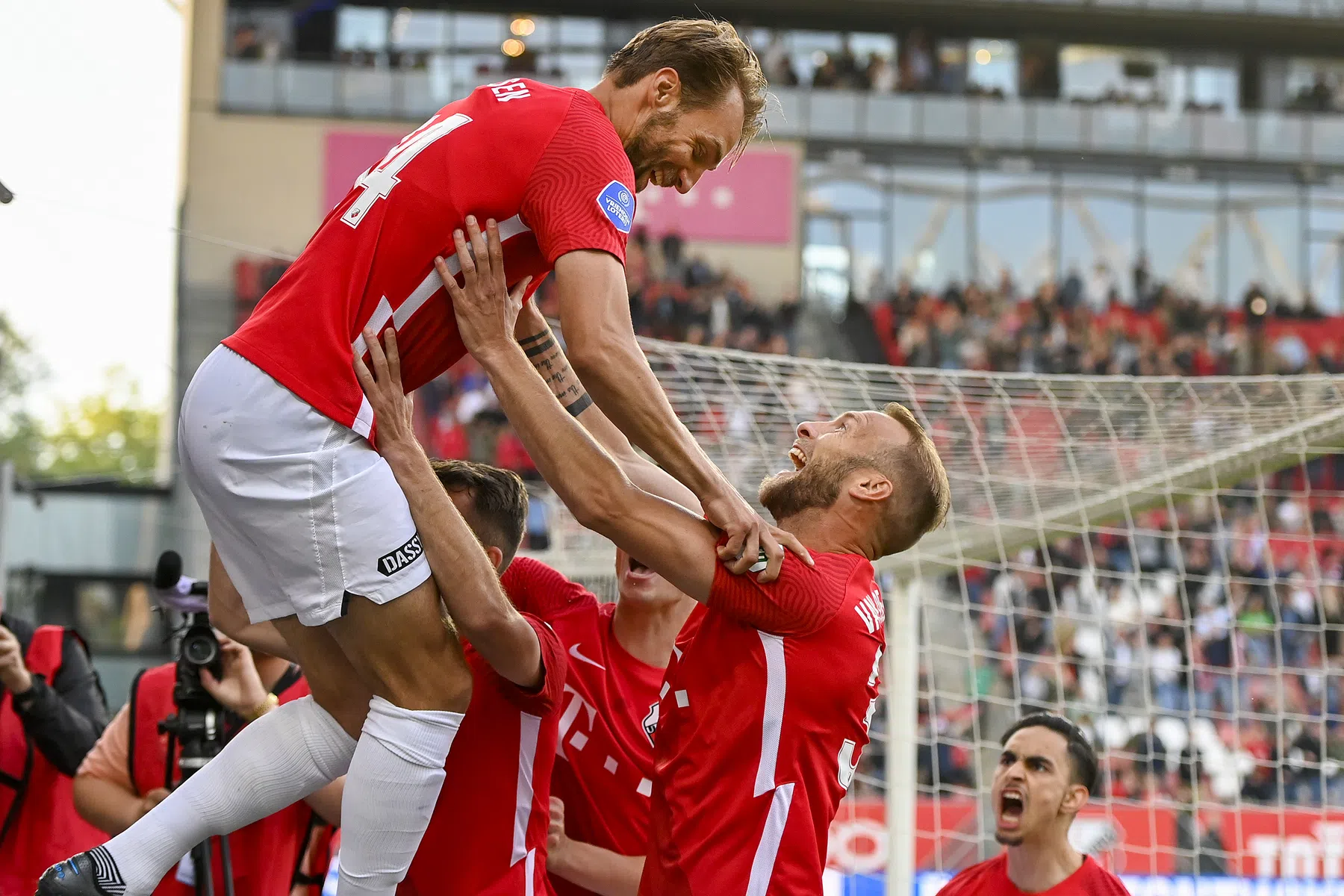 FC Utrecht laat onherkenbaar Vitesse in leven