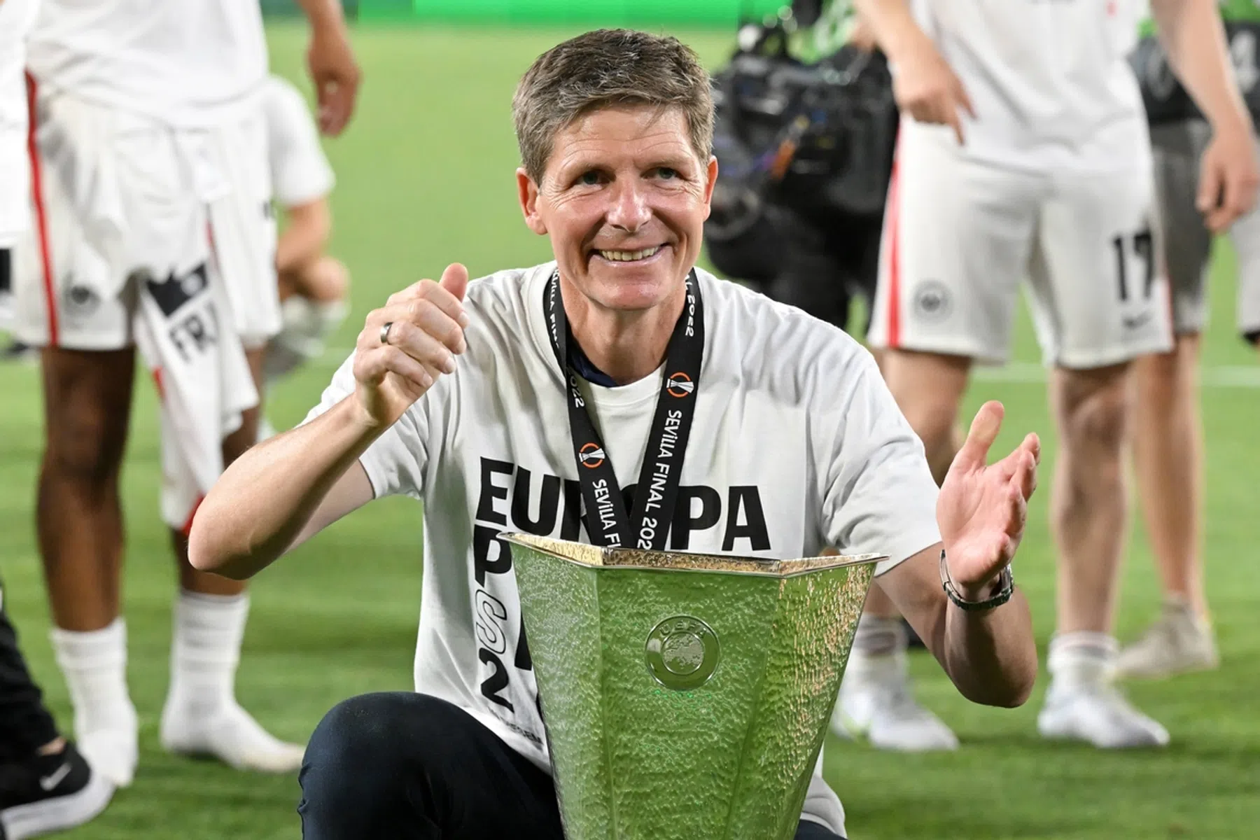 Zo legden de feestende Eintracht-spelers hun trainer het zwijgen op