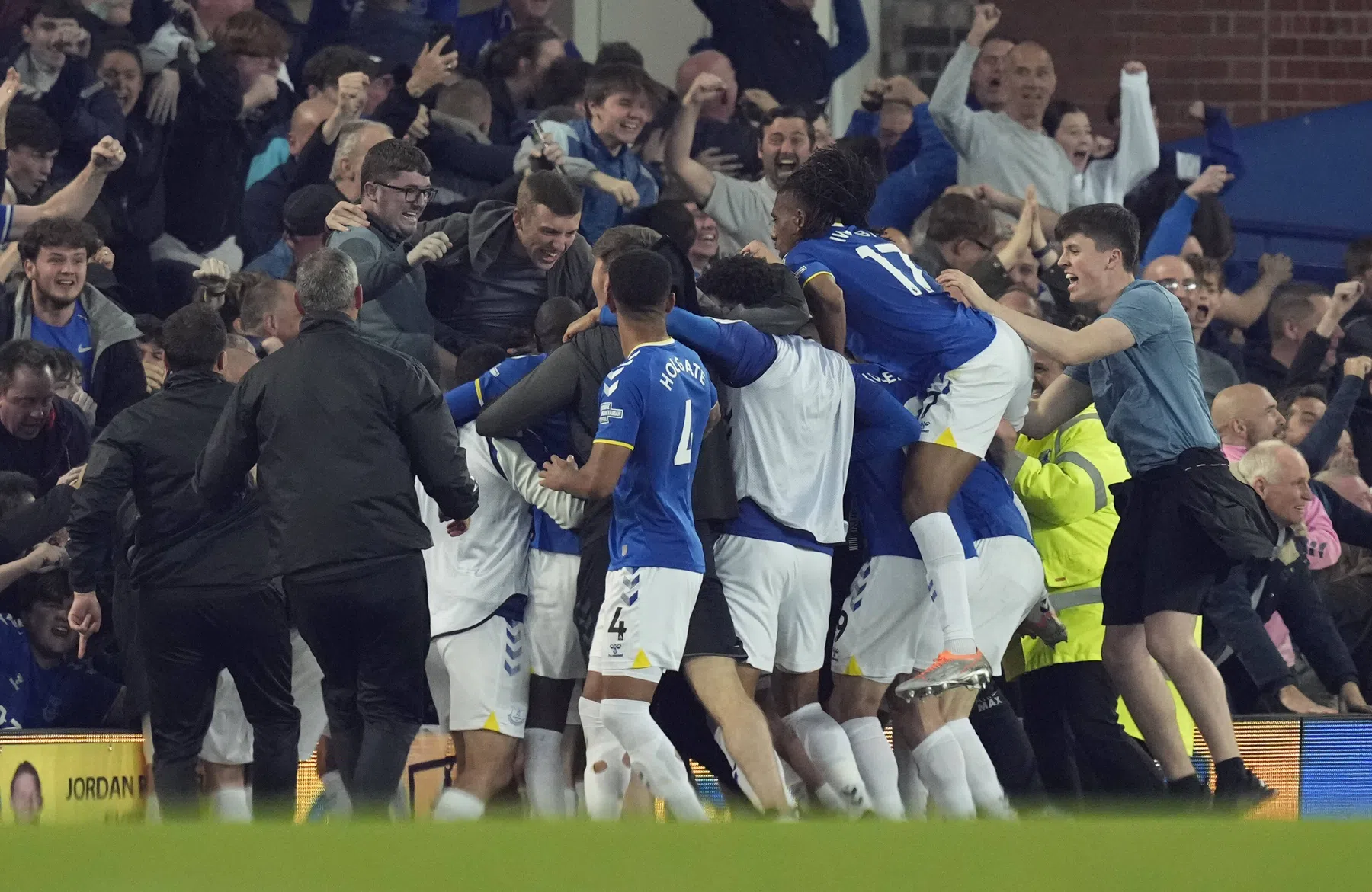 Everton-held kon bijna niet meer ademen: 'Zo veel mensen vlogen om me heen'