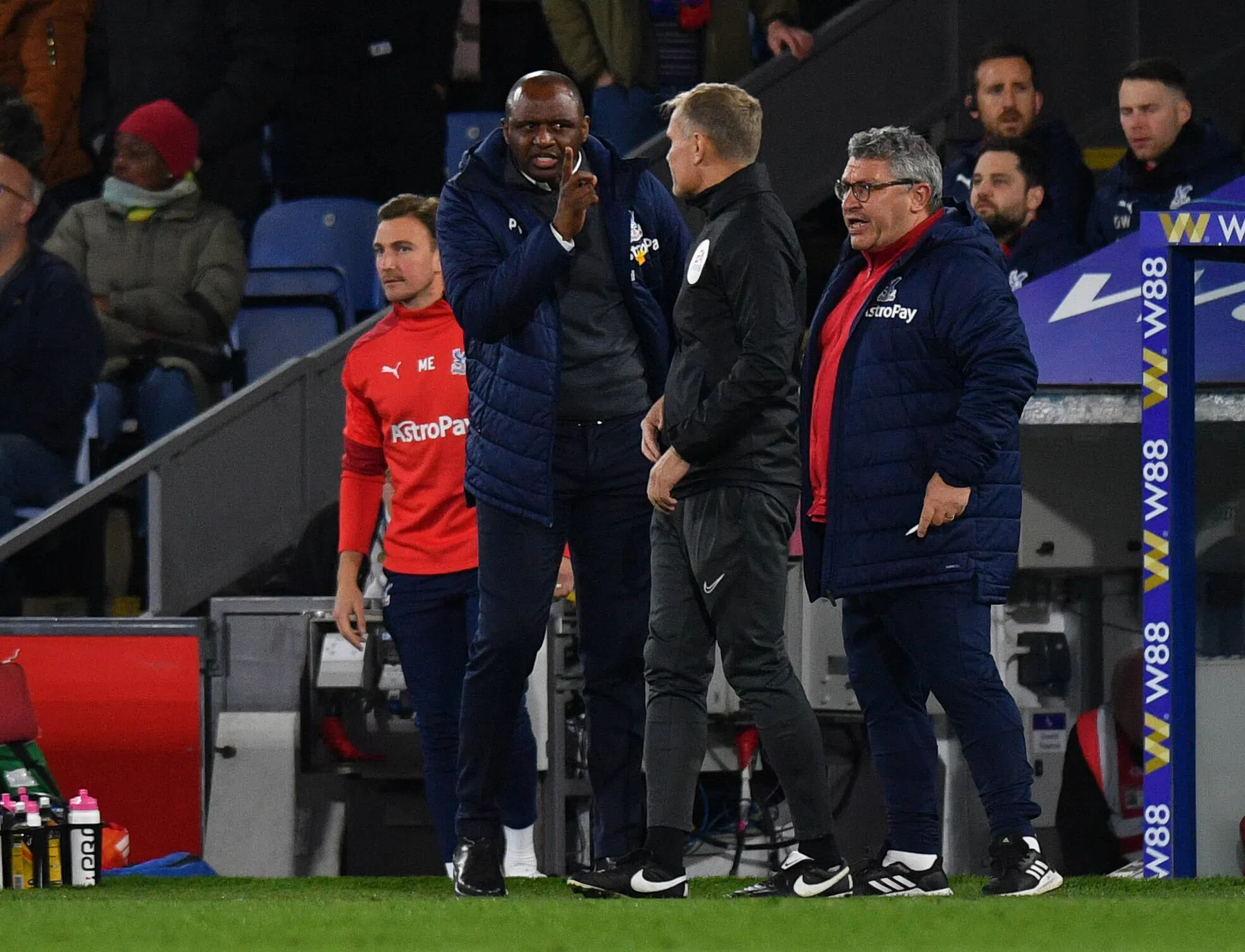 Manager Vieira schopt fan naar de grond tijdens volksfeest Everton