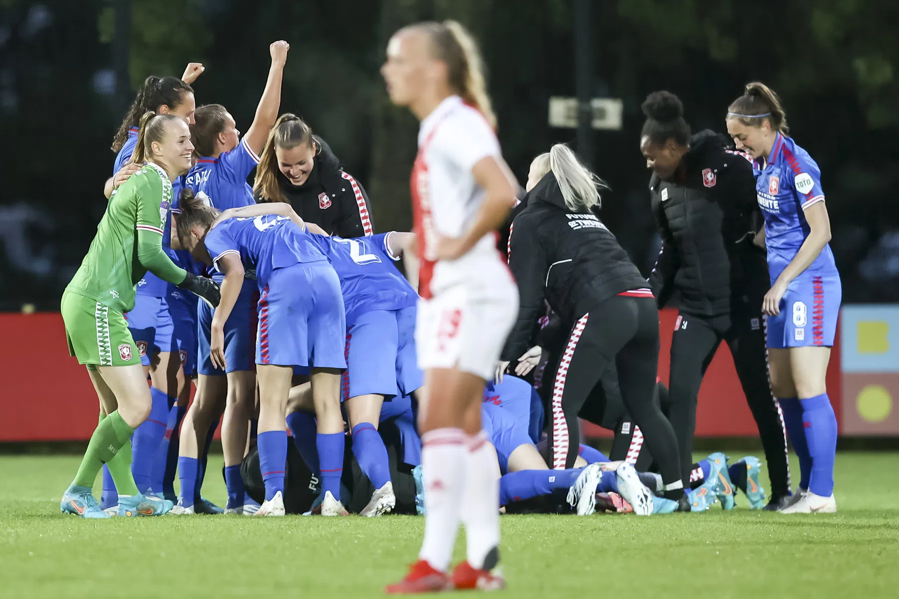 FC Twente sluit seizoen in stijl af en ontvangt schaal in Amsterdam
