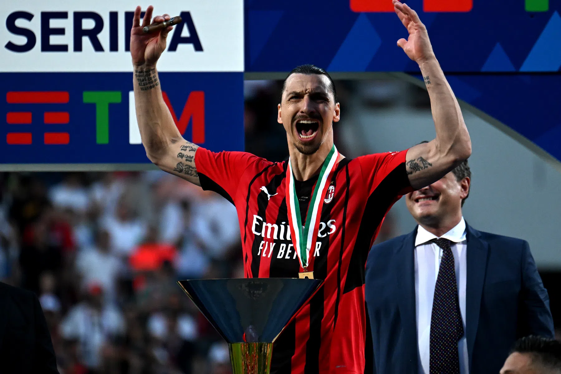 Zlatan viert feest met dikke sigaar en draagt Scudetto op aan Raiola