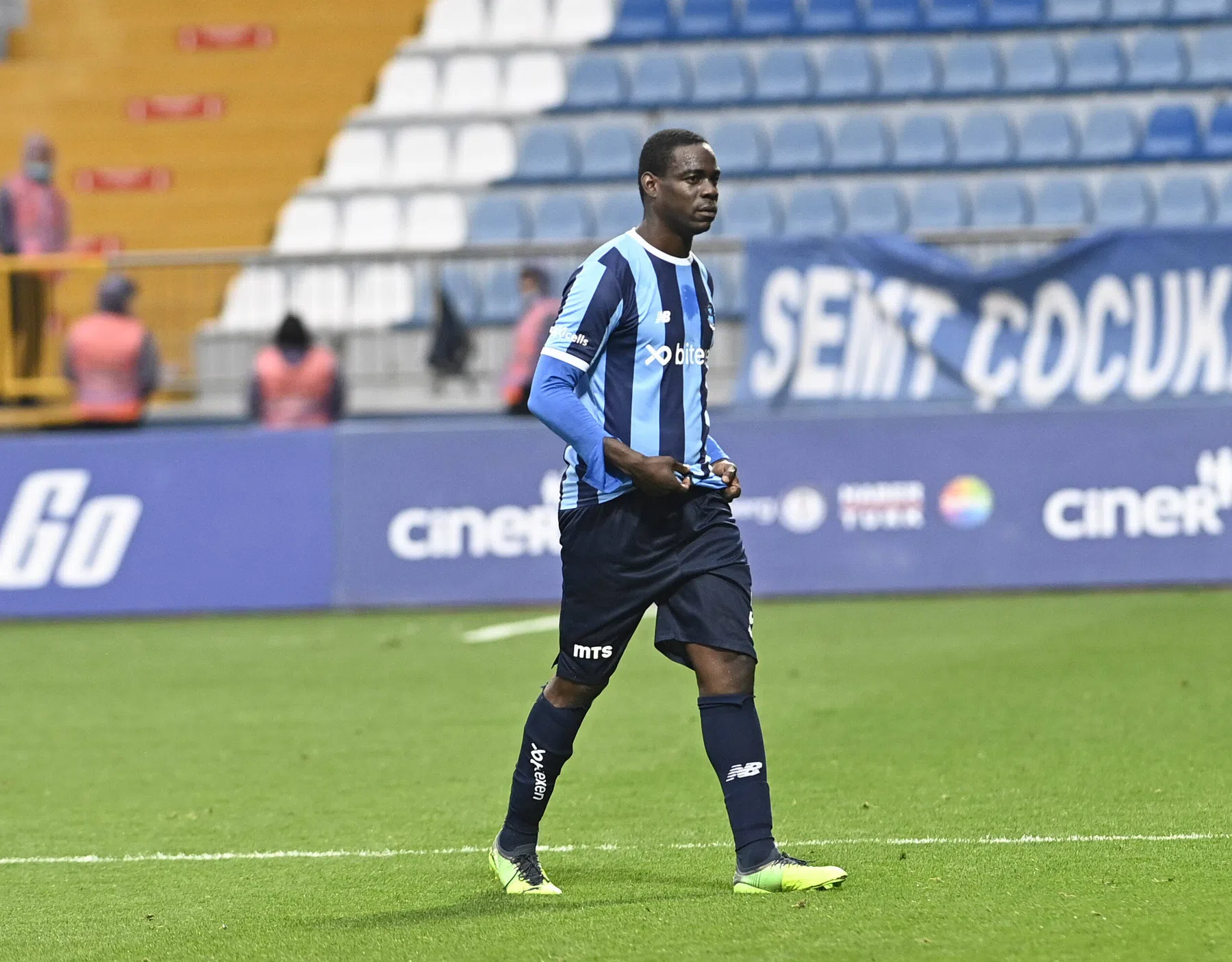 Balotelli schiet op laatste speeldag uit zijn slof en maakt nog vijf (!) goals