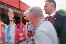 Thumbnail for article: Ten Hag maakt kennis met Engelse journaille: 'Duw me niet, je bent op tv'
