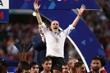 Thumbnail for article: Milan-trainer Pioli laat kampioenstatoeage op zijn arm zetten