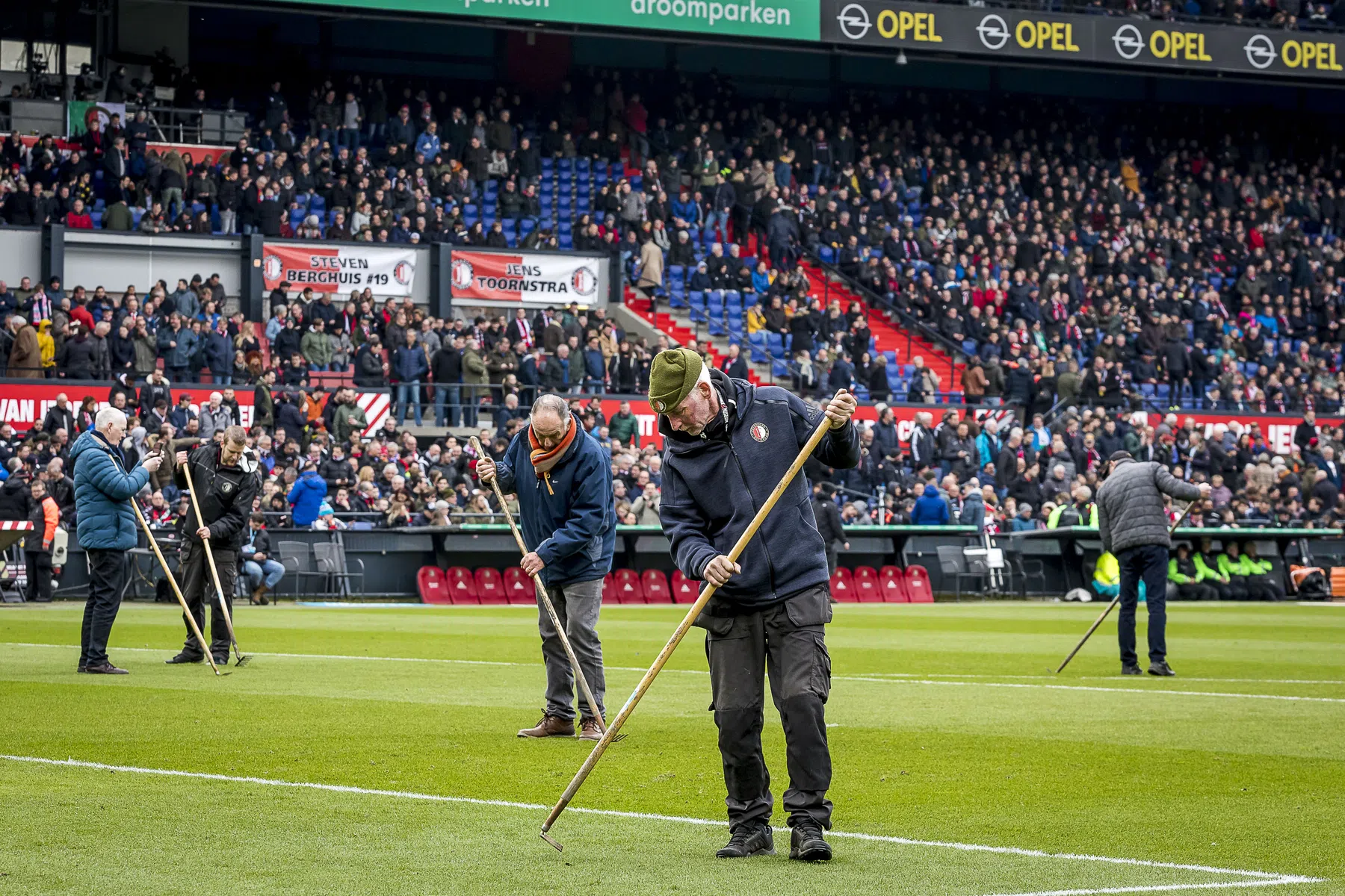 Acht keer op rij: veld in De Kuip weer als beste beoordeeld