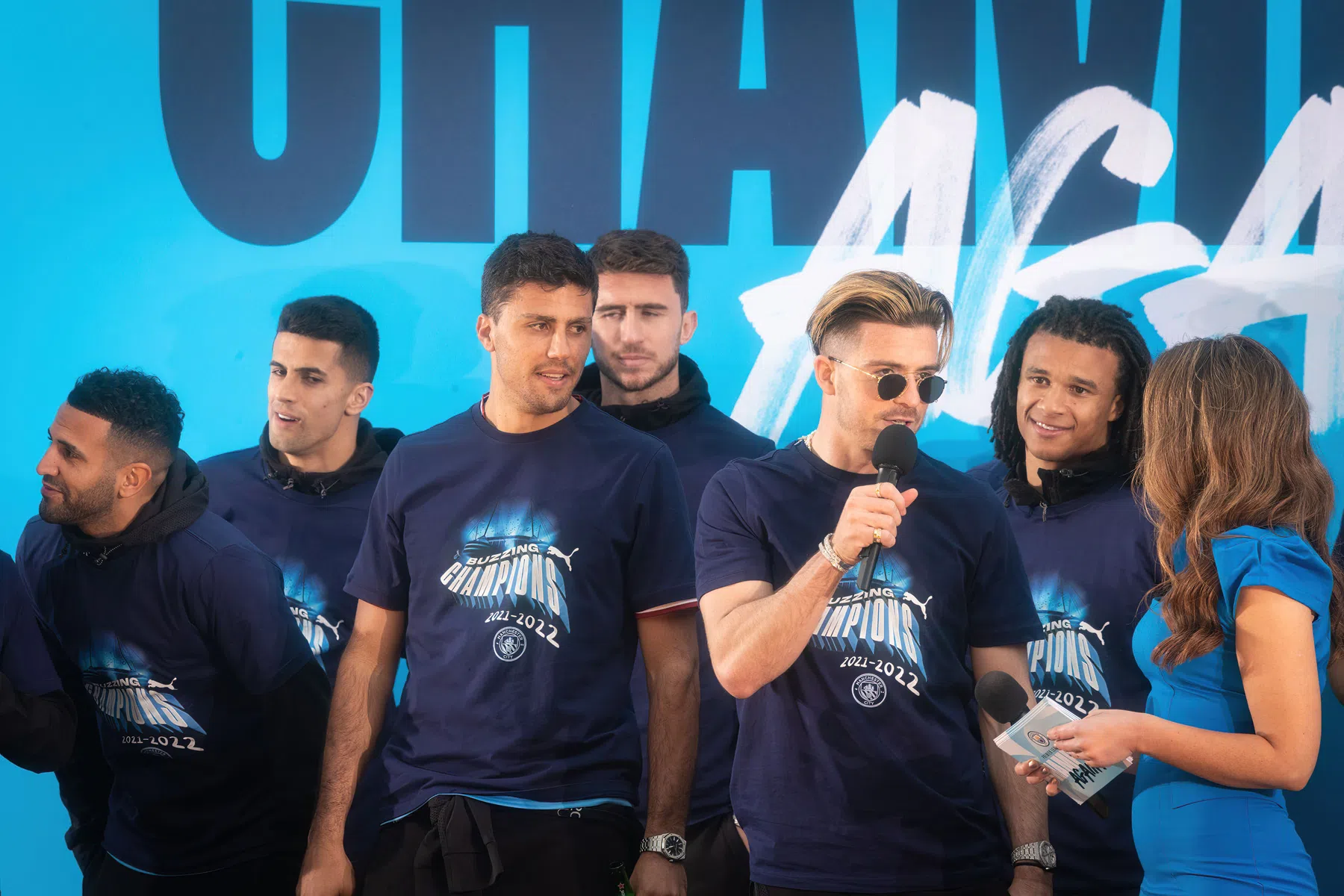 Aangeschoten Grealish steelt de show op huldiging City: 'Bedankt, Bernardo'