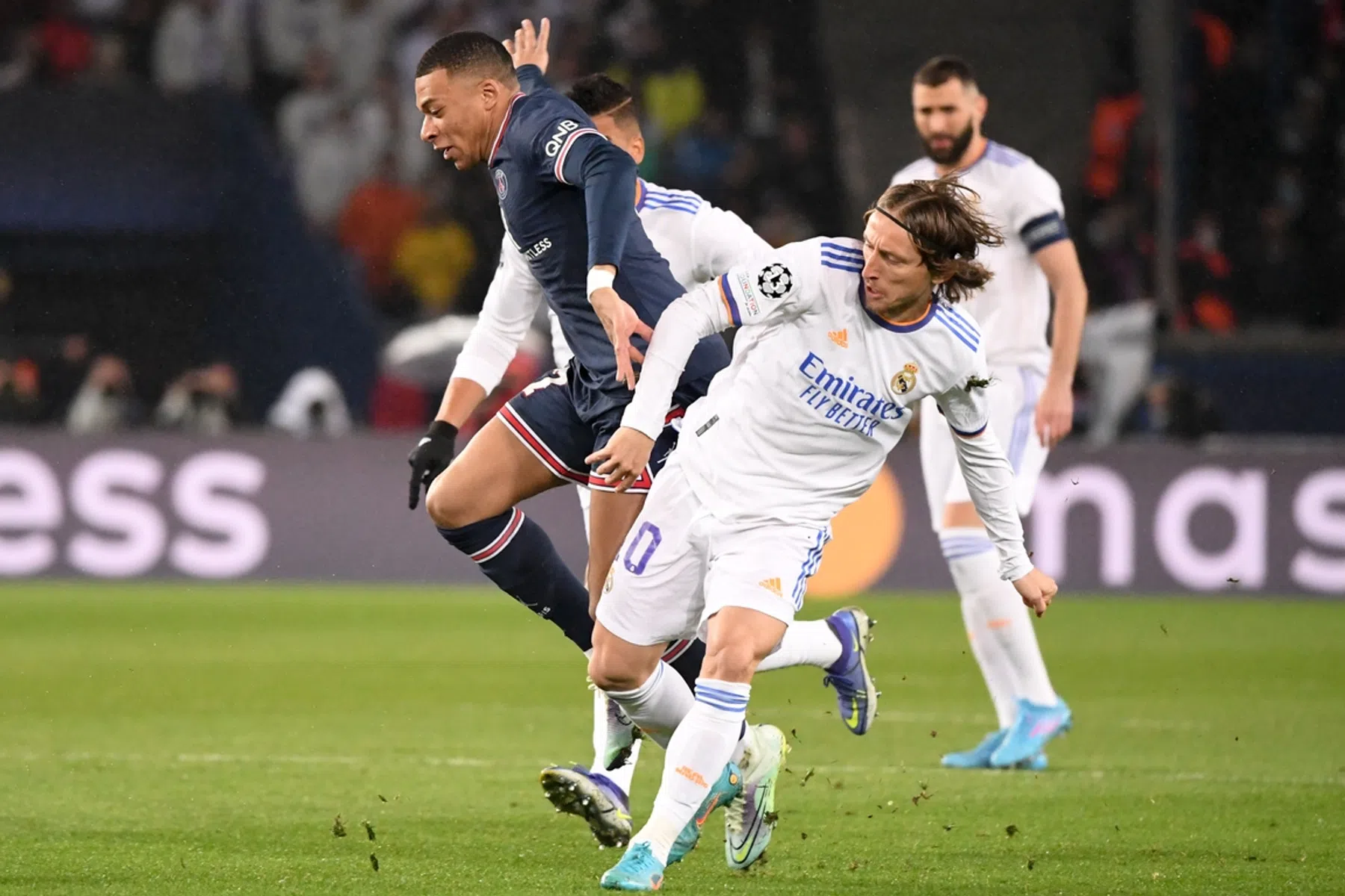 Modric lacht om contractsituatie: 'Of ik een Mbappé-tje zal doen? Nee, nee'