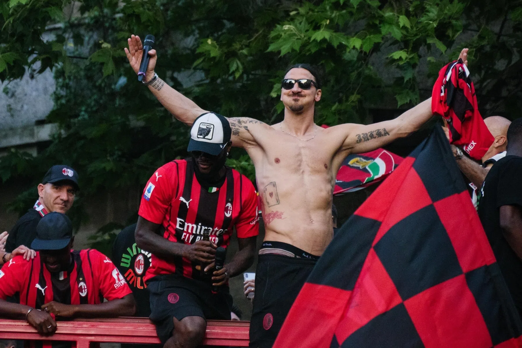 Knieoperatie blaast discussie over einde carrière Zlatan nieuw leven in