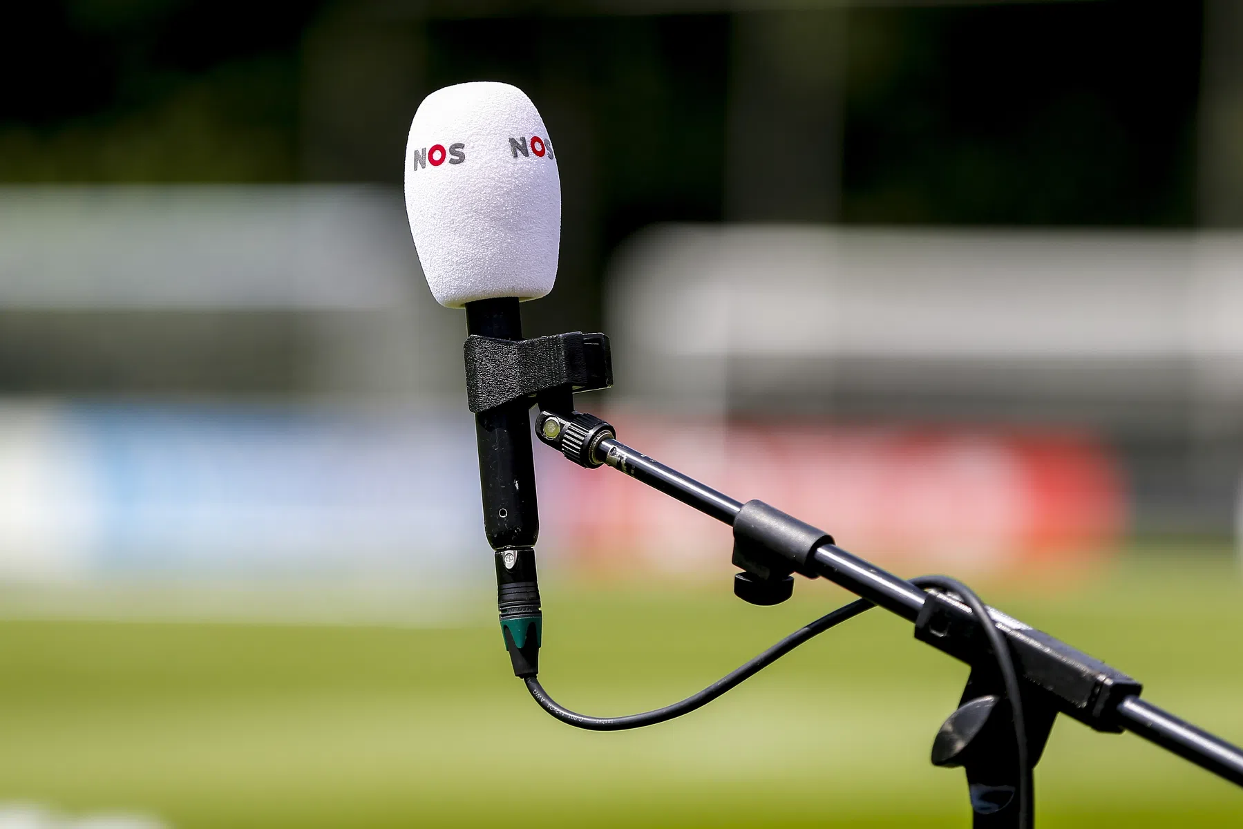Nog jaren met het bord op schoot: NOS verlengt Eredivisie-contract
