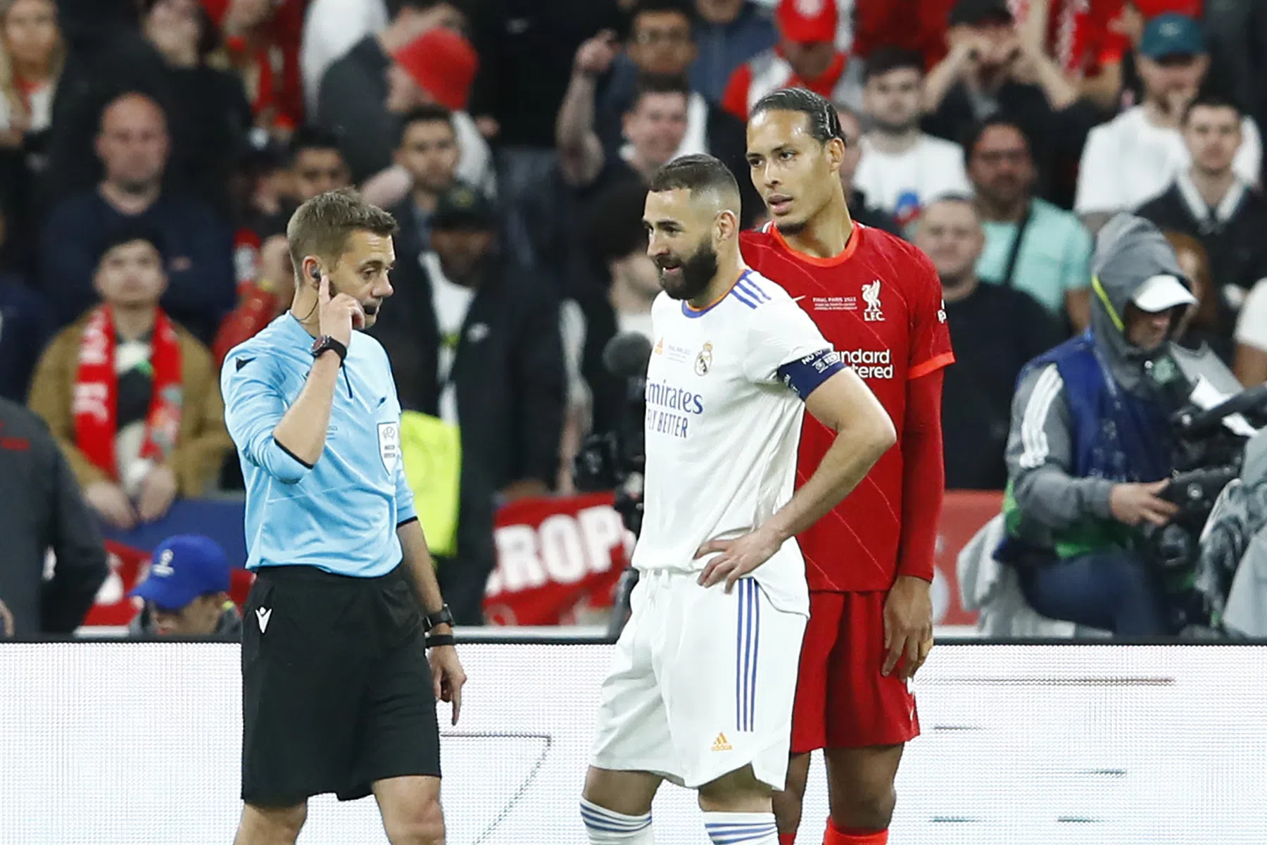 Praat mee: had de goal van Benzema goedgekeurd moeten worden?