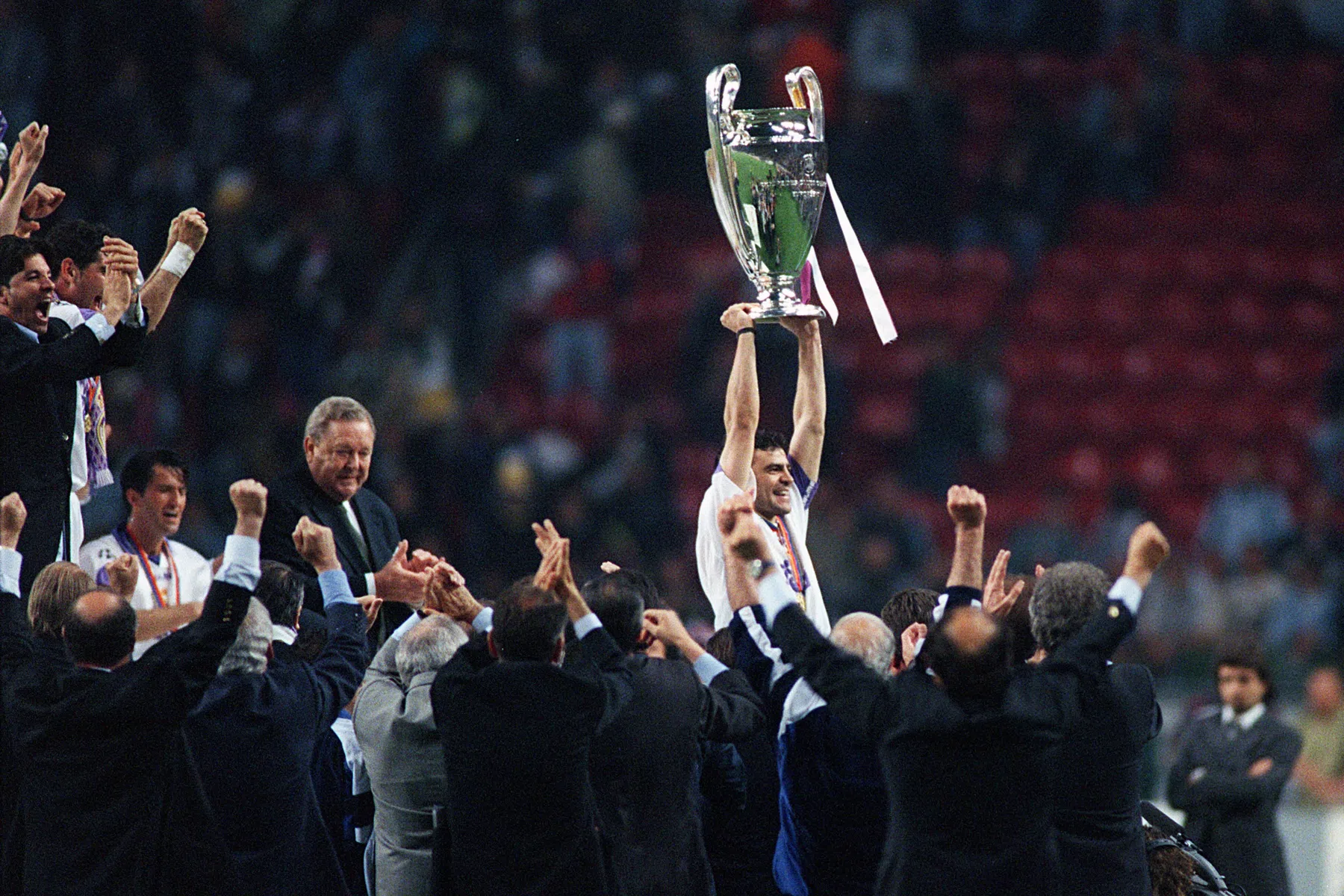 Real Madrid zet achtervolgers op nog grotere achterstand