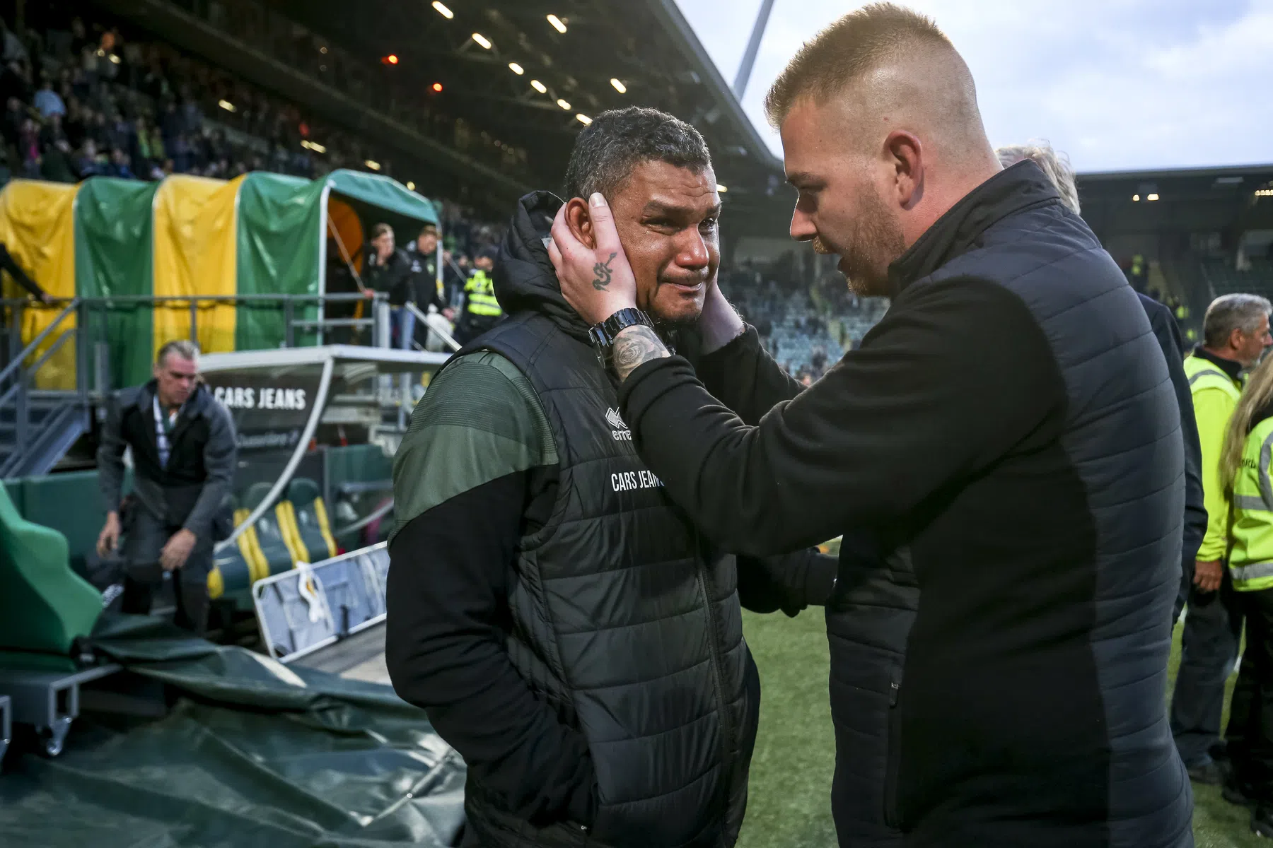 ADO-trainer Franken kan tranen niet bedwingen en loopt weg bij interview