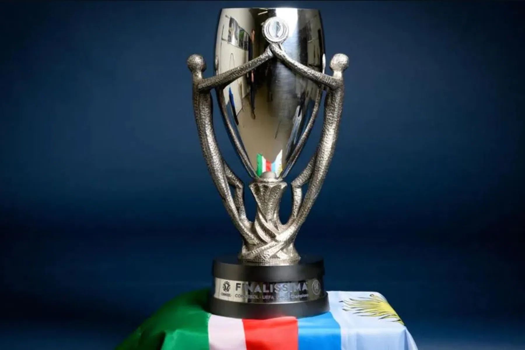 UEFA presenteert trofee voor Finalissima
