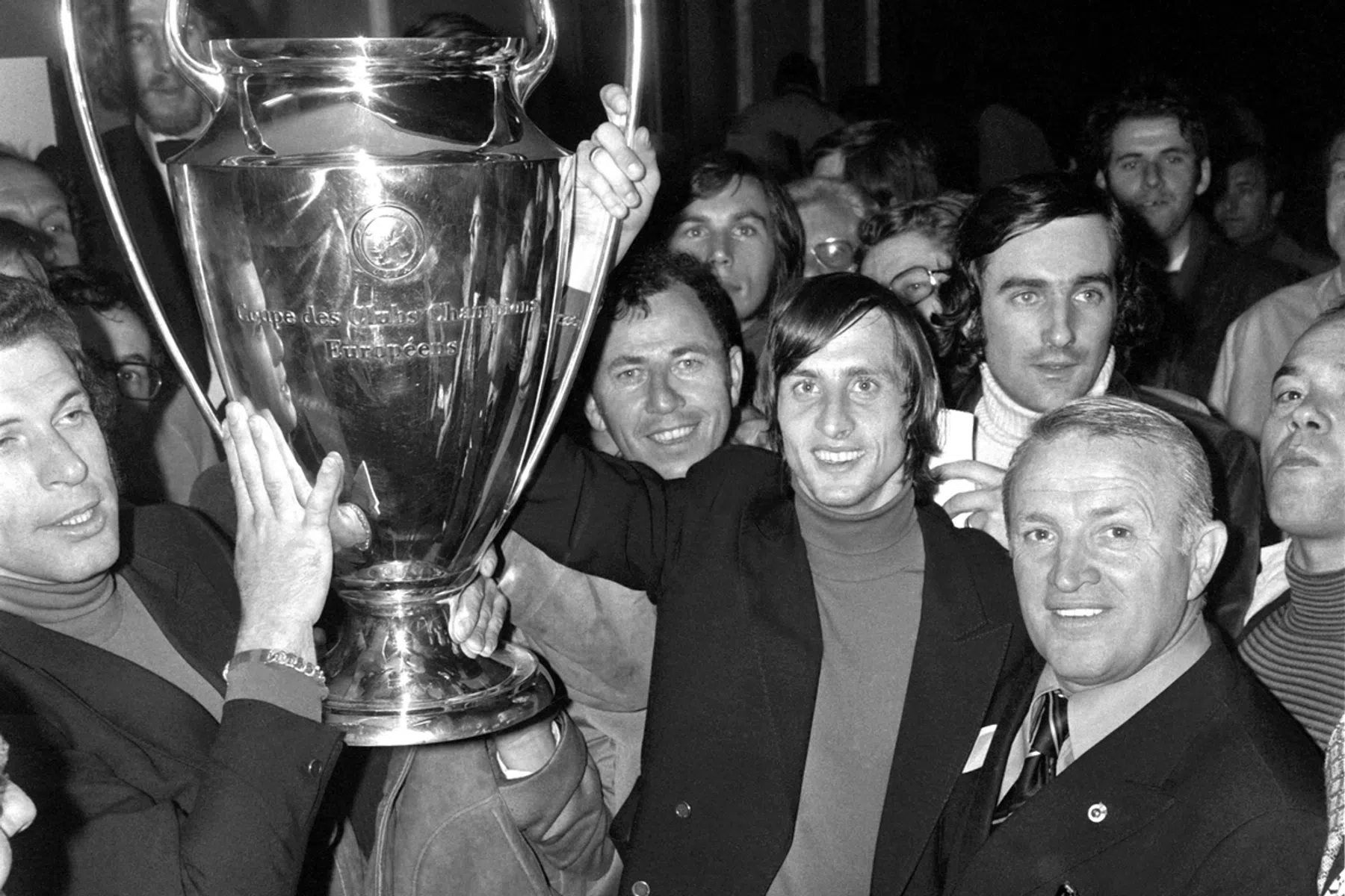 De bijna vergeten trainer die Ajax de wereld liet betoveren