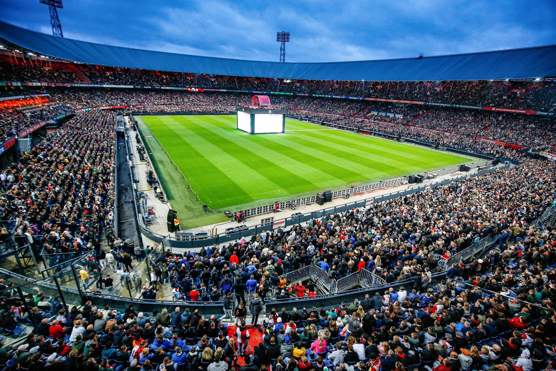 Hoogmis in De Kuip: volksfeest eindigt in bittere tranen
