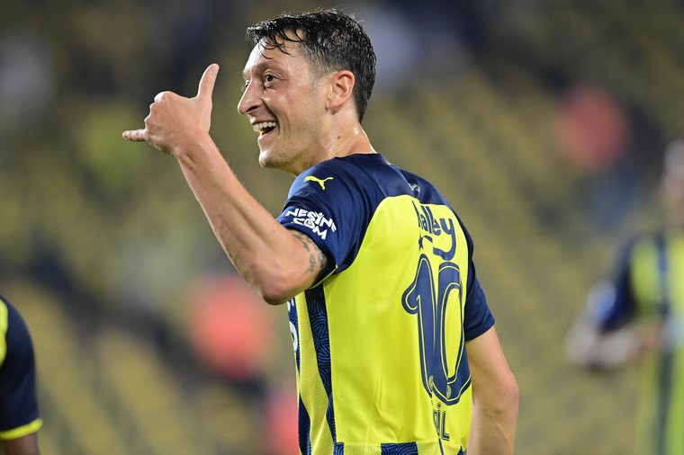 Özil laat zich niet wegpesten door Fenerbahçe: 'Deze beslissing is definitief'
