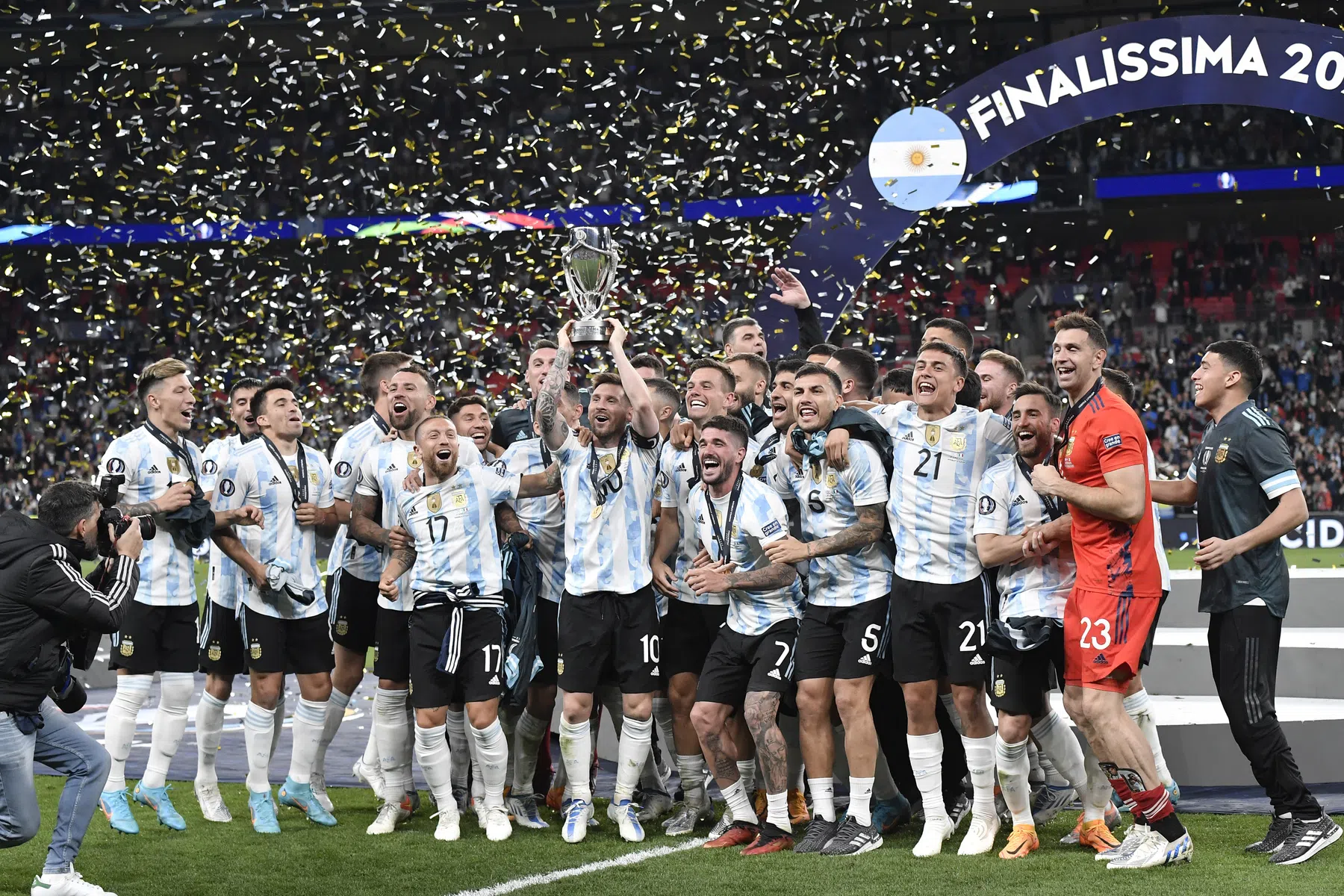 Feyenoord tweet vol trots over Marcos Senesi en Lionel Messi