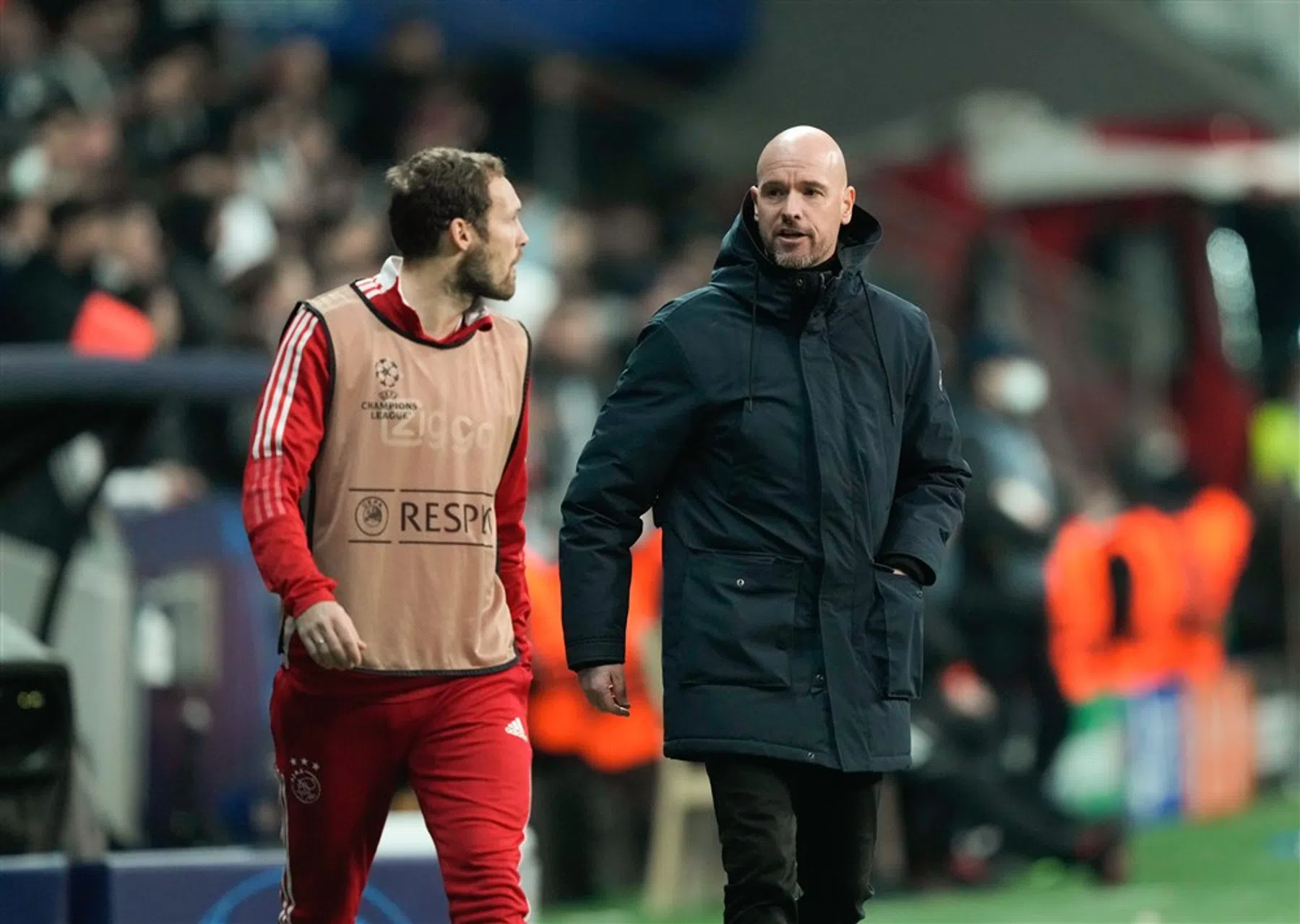 Blind praat Manchester United-fans bij over 'controlfreak' Ten Hag