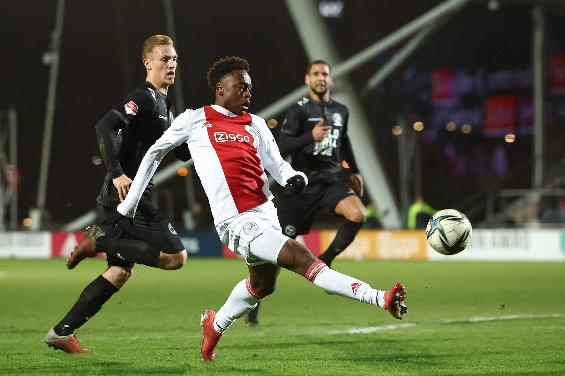 Ajax bindt jonge linksbuiten: 'Ik kijk op naar Neymar en Ronaldinho'