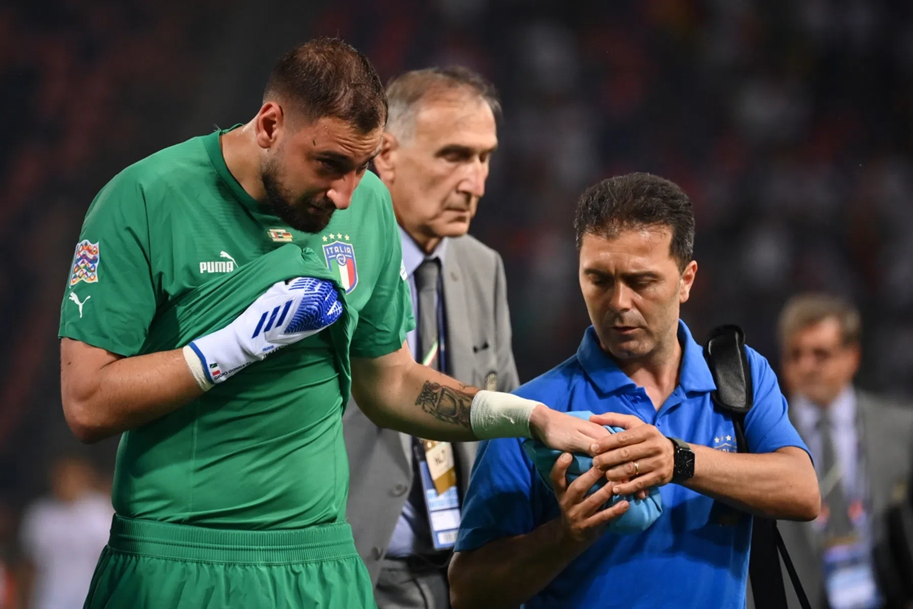 Mancini grapt over blessure Donnarumma: 'Hij heeft nog negen vingers over'