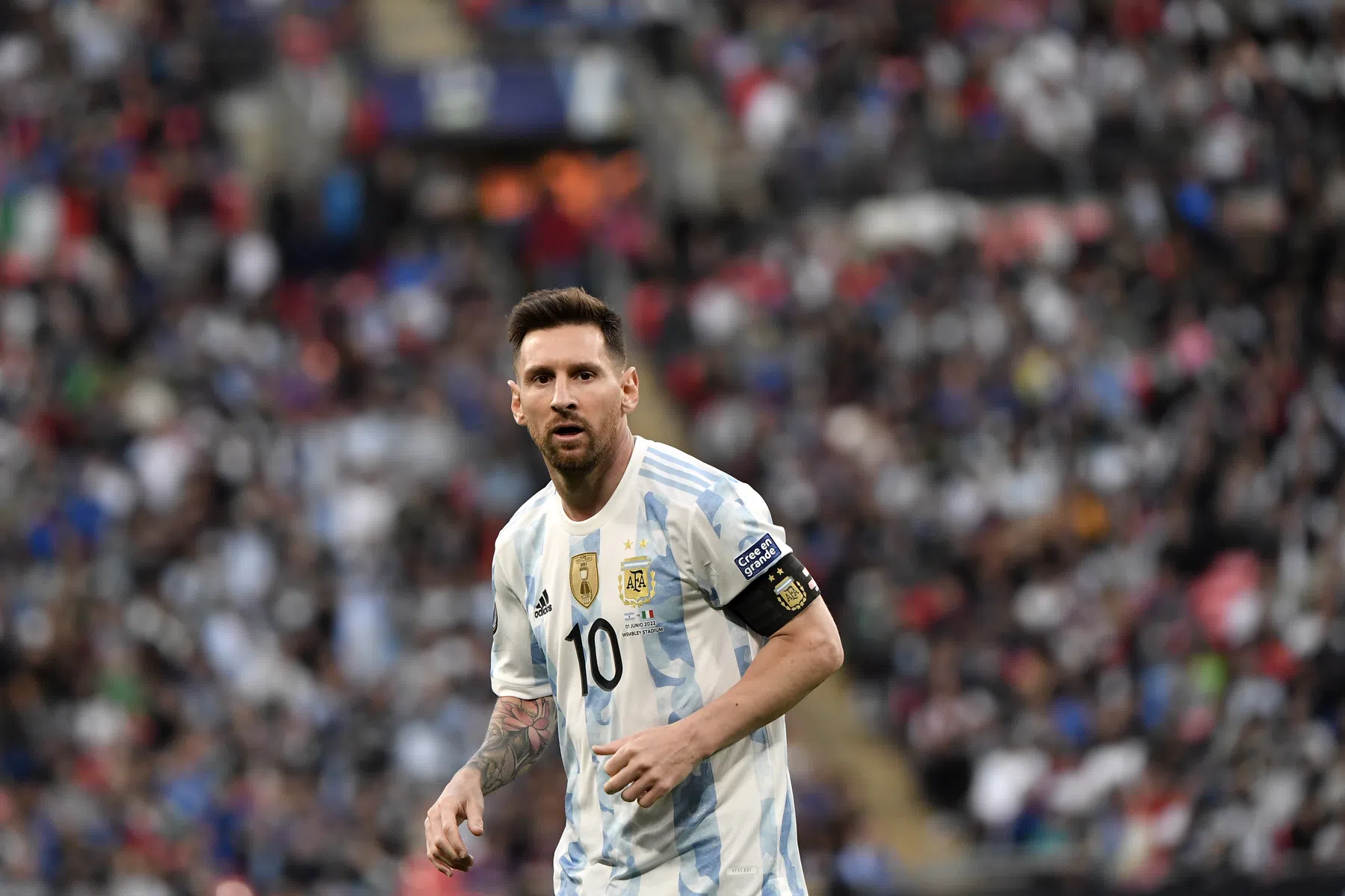 Argentijns debutant Senesi getuige van sensationele Messi-show