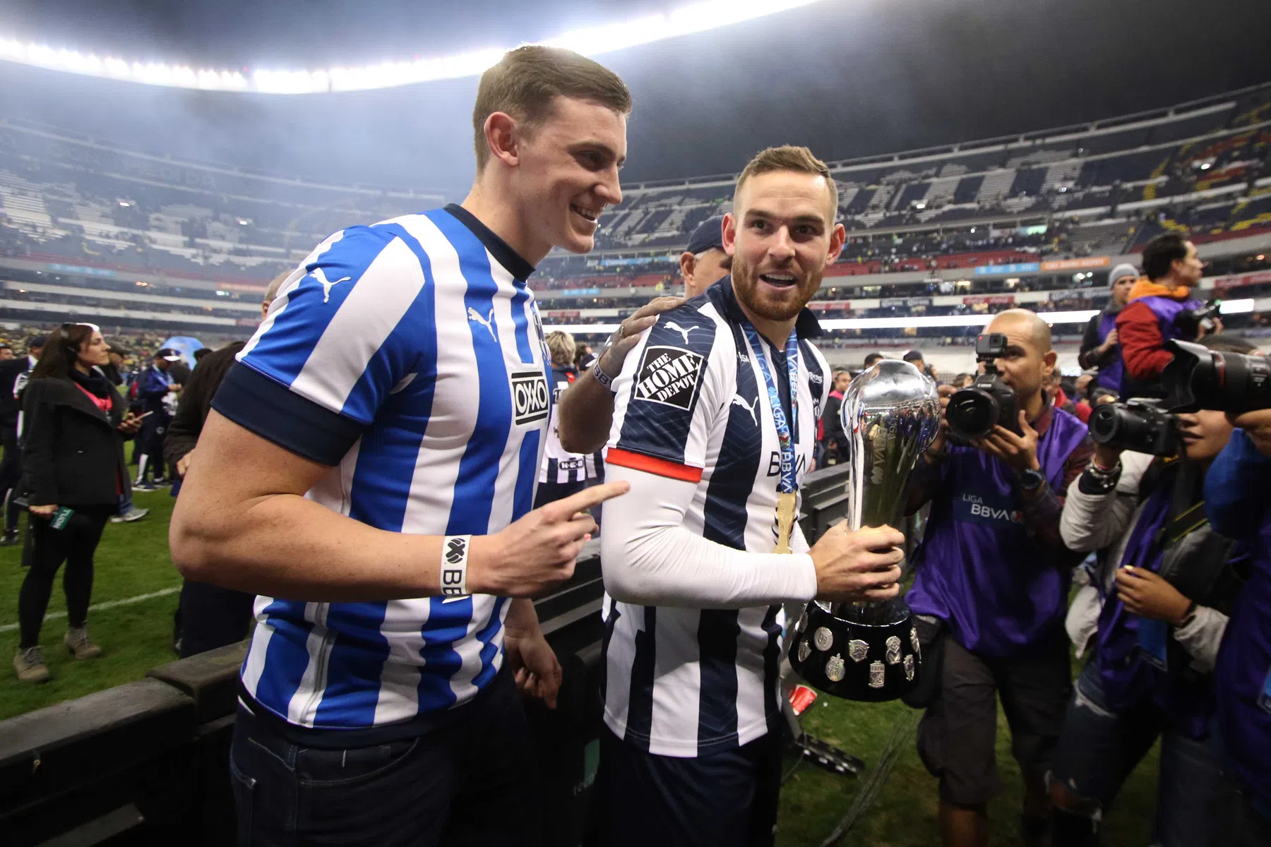 Mexicaanse coach neemt het op voor Janssen en bedankt Van Gaal