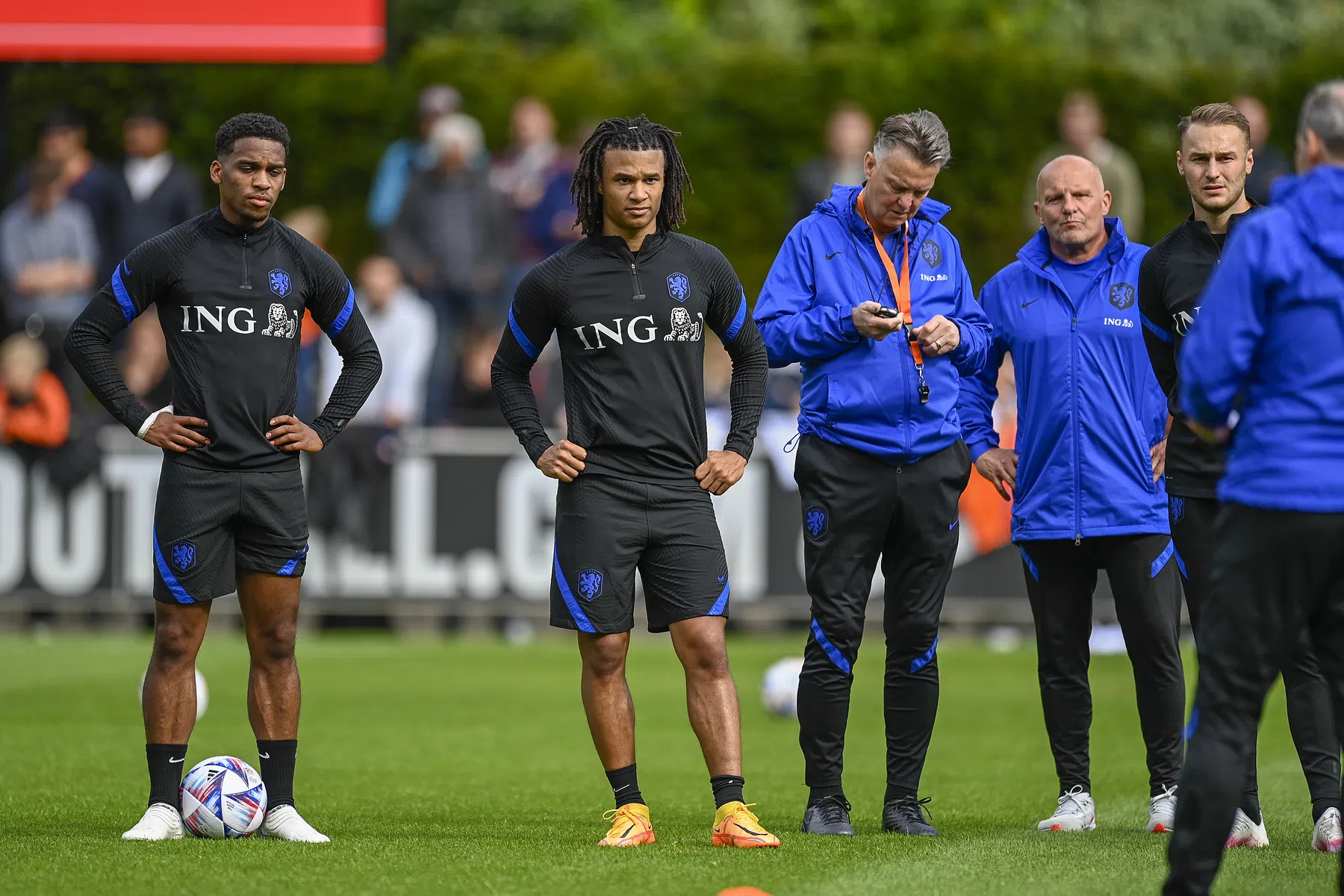 Aké drukt geruchten de kop in en wil Guardiola overtuigen