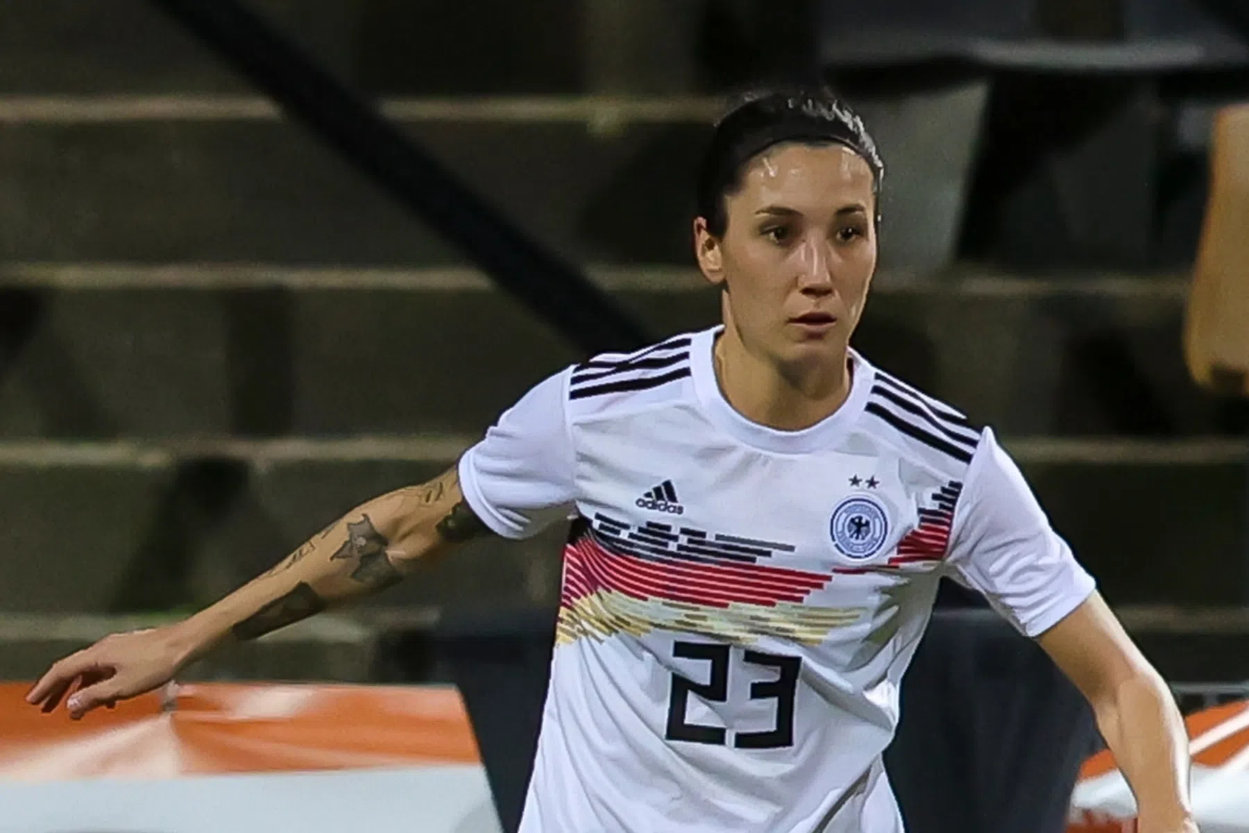 Die Mannschaft speelt tegen Engeland in outfit vrouwen