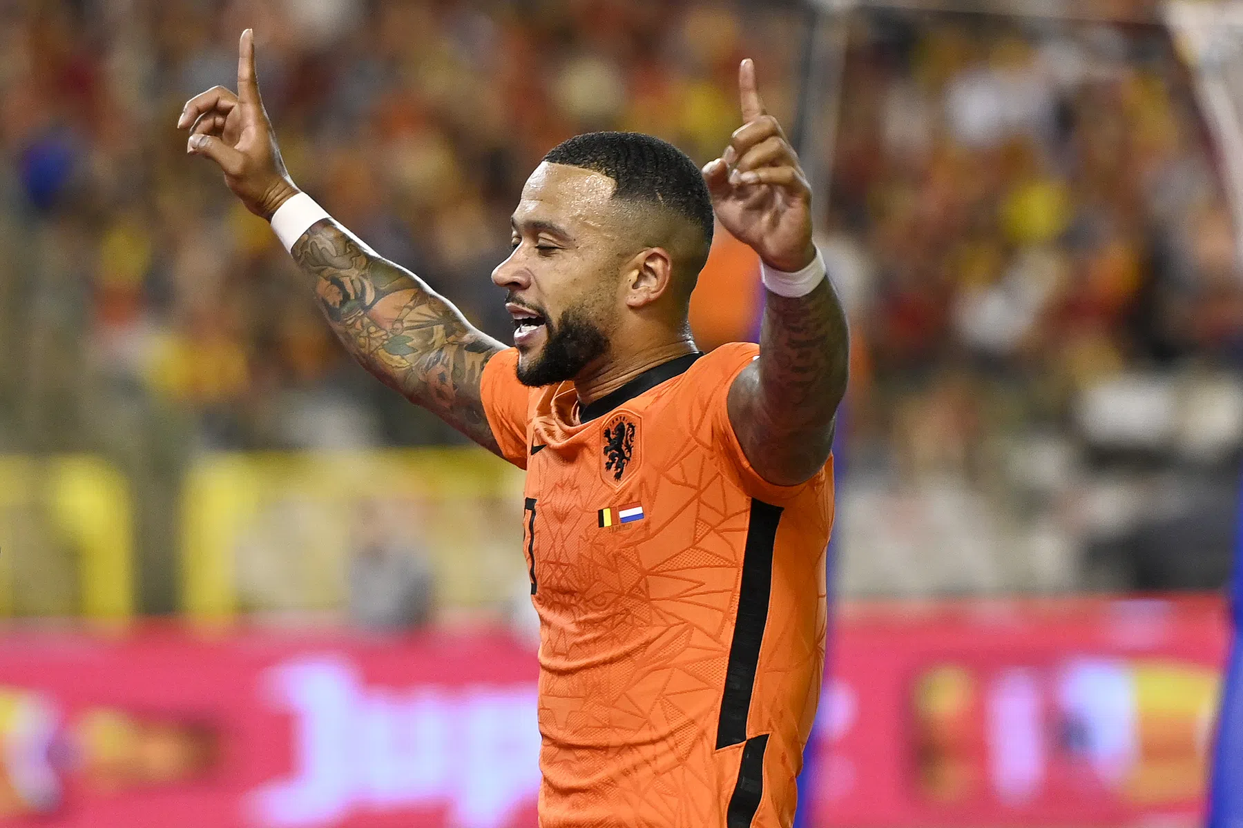 Memphis jaagt op Huntelaar, Wales ijzersterk in eigen huis
