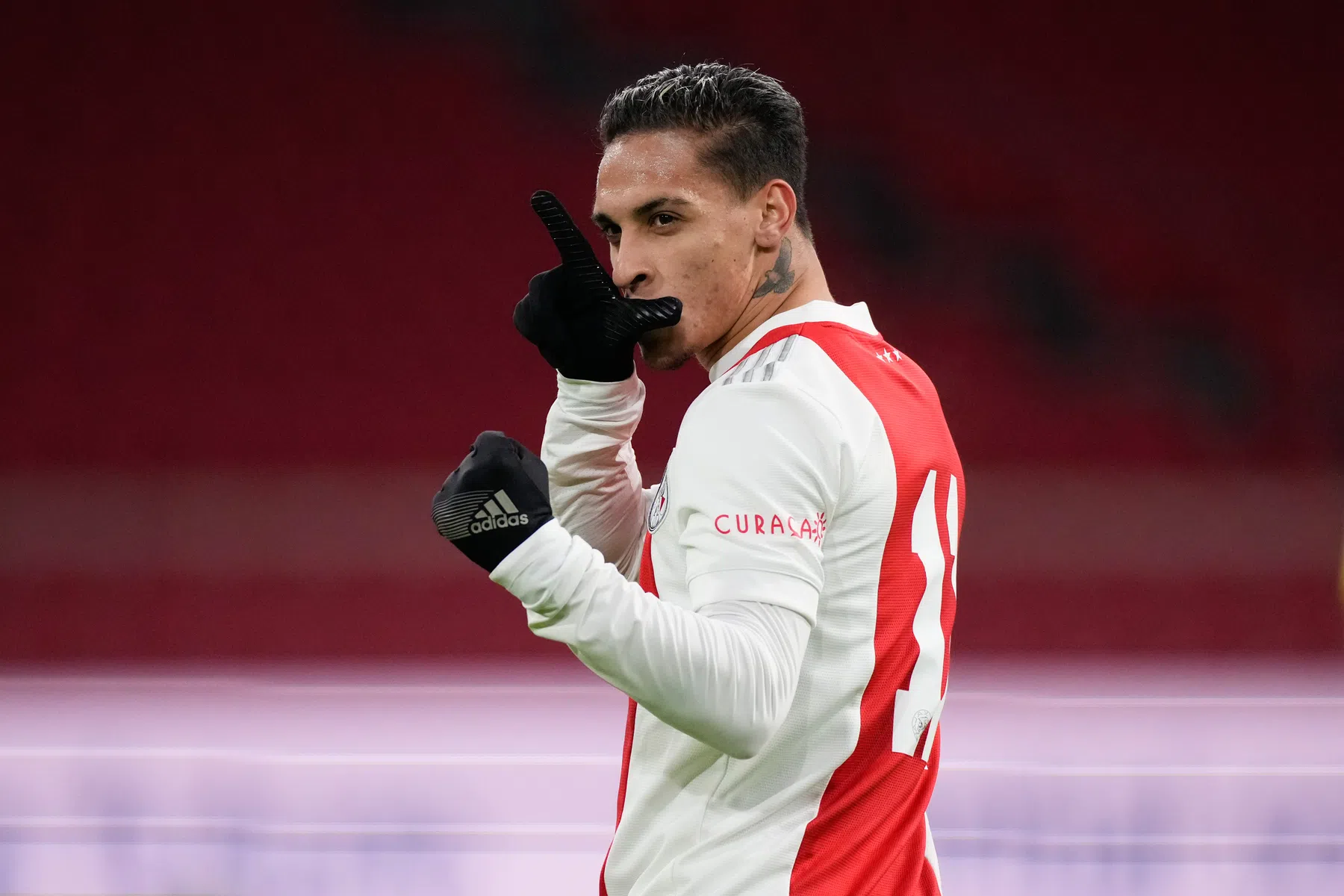 Het beroemde L-gebaar van Antony is ook voor de tienjarige Larissa