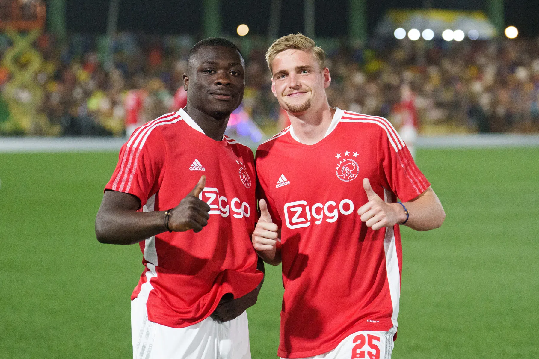 Taylor hoopt op Brobbey: 'Samen in Ajax 1 spelen, dat zou mooi zijn'
