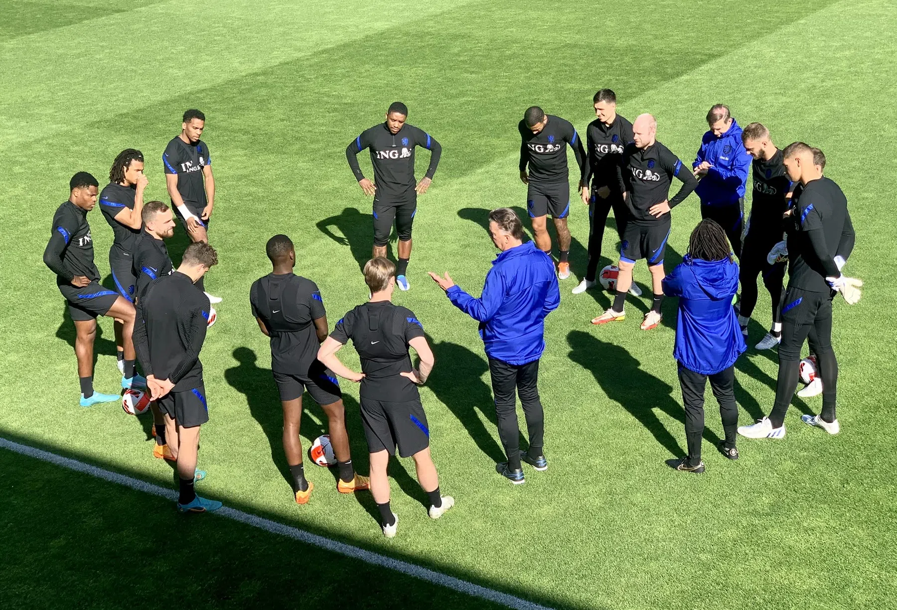 Van Gaal spreekt Janssen toe op training: 'Eens kijken of jij dit volhoudt'