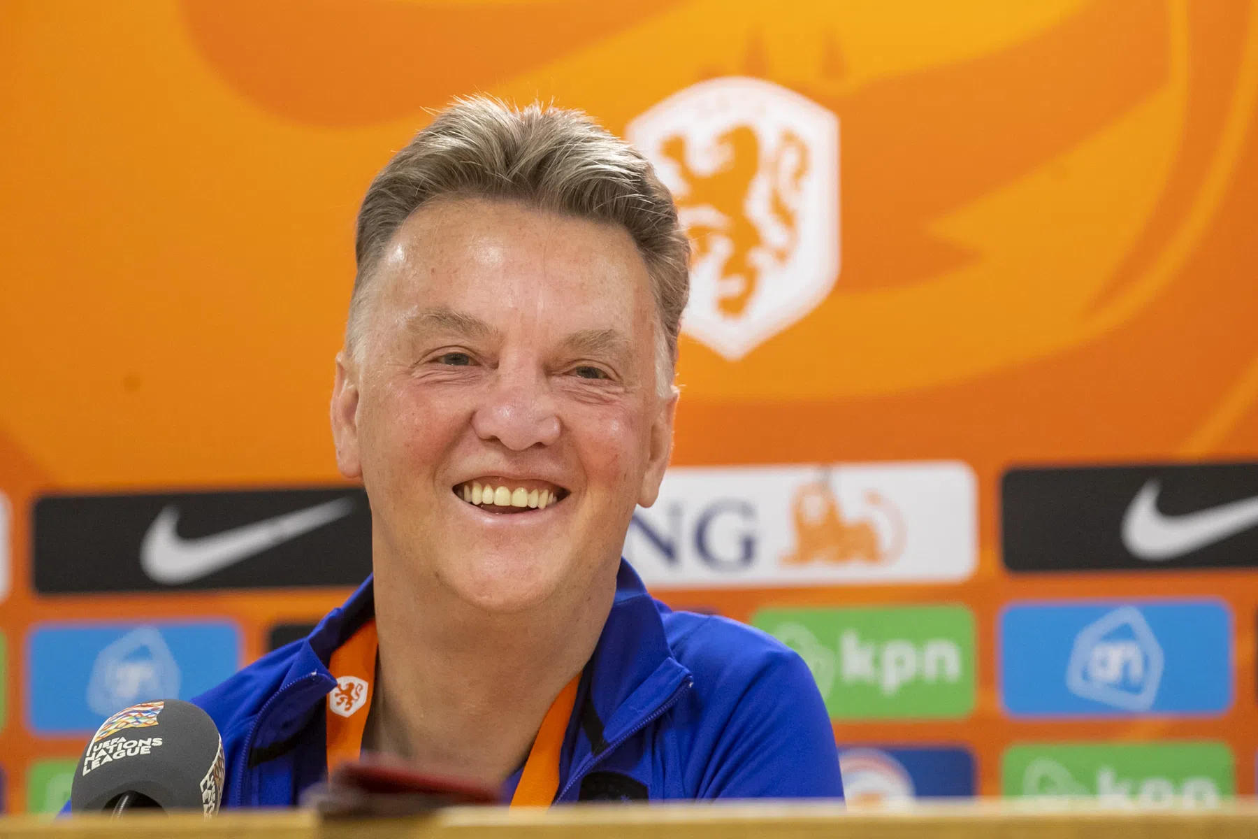 Van Gaal geeft zichzelf letterlijk een schouderklopje op persconferentie