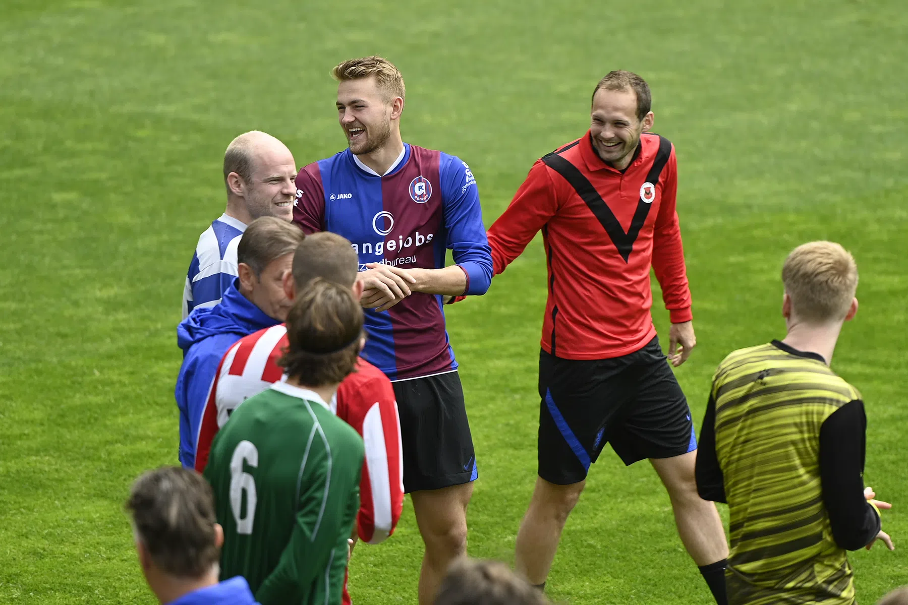Internationals Oranje verschijnen in shirts amateurclubs op training